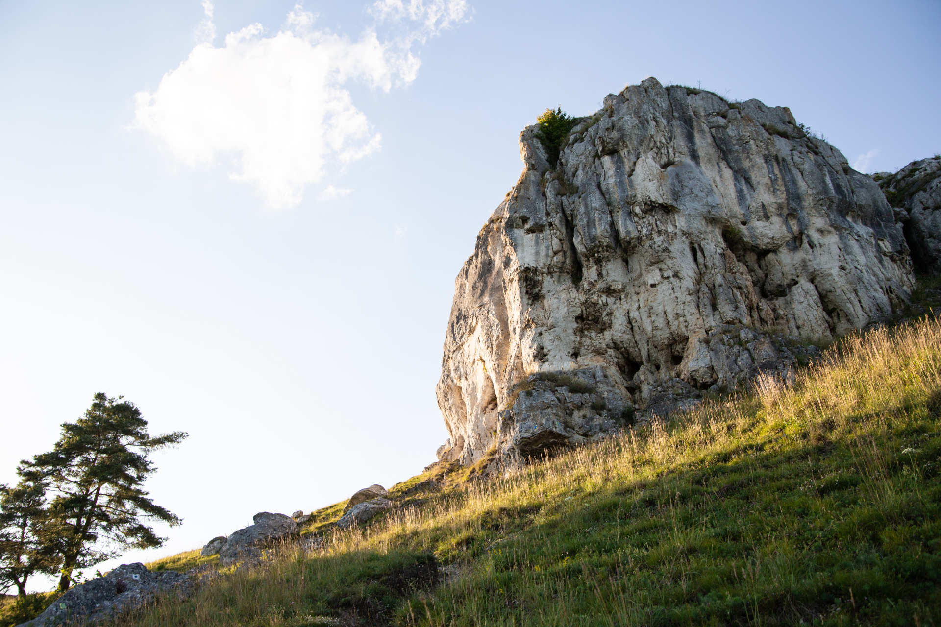 Auf dem Foto sieht man den gelben Felsen bei Sonnenuntergang