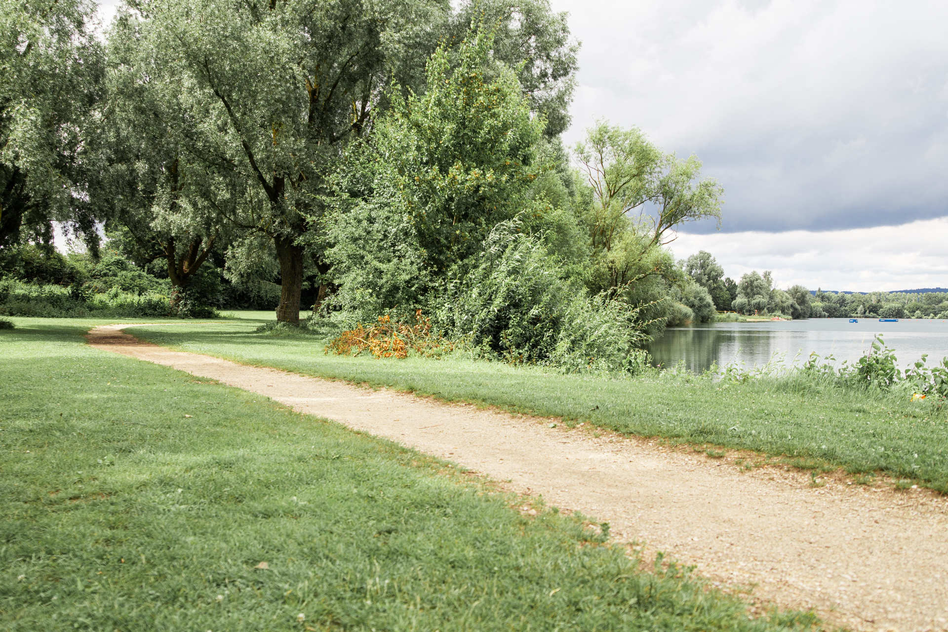 Auf dem Foto sieht man Schotterwege, die rund um den Guggenberger See verlaufen