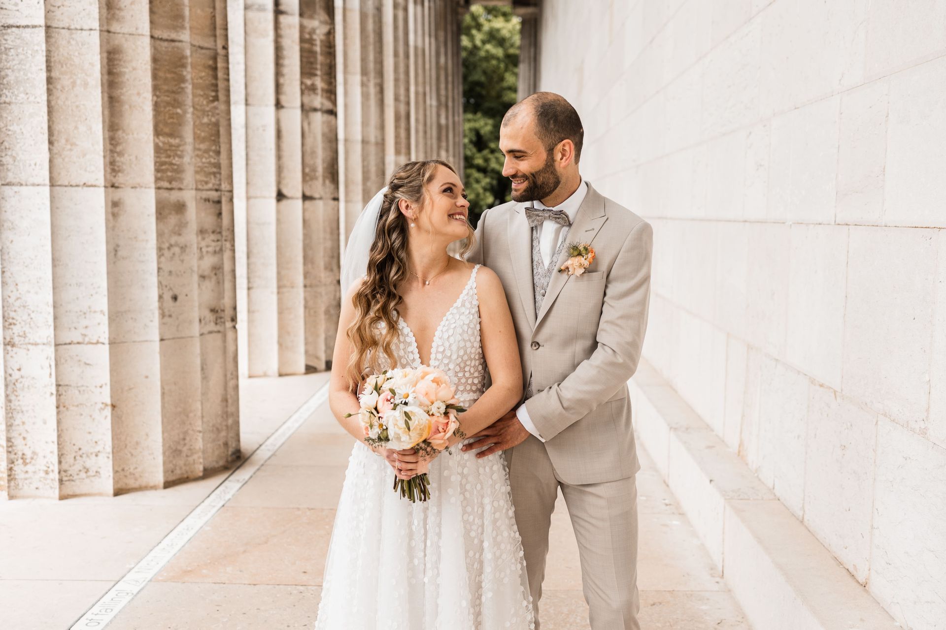 Auf diesem Auf diesem Foto sieht man ein Brautpaar auf der Walhalla nahe Regensburg