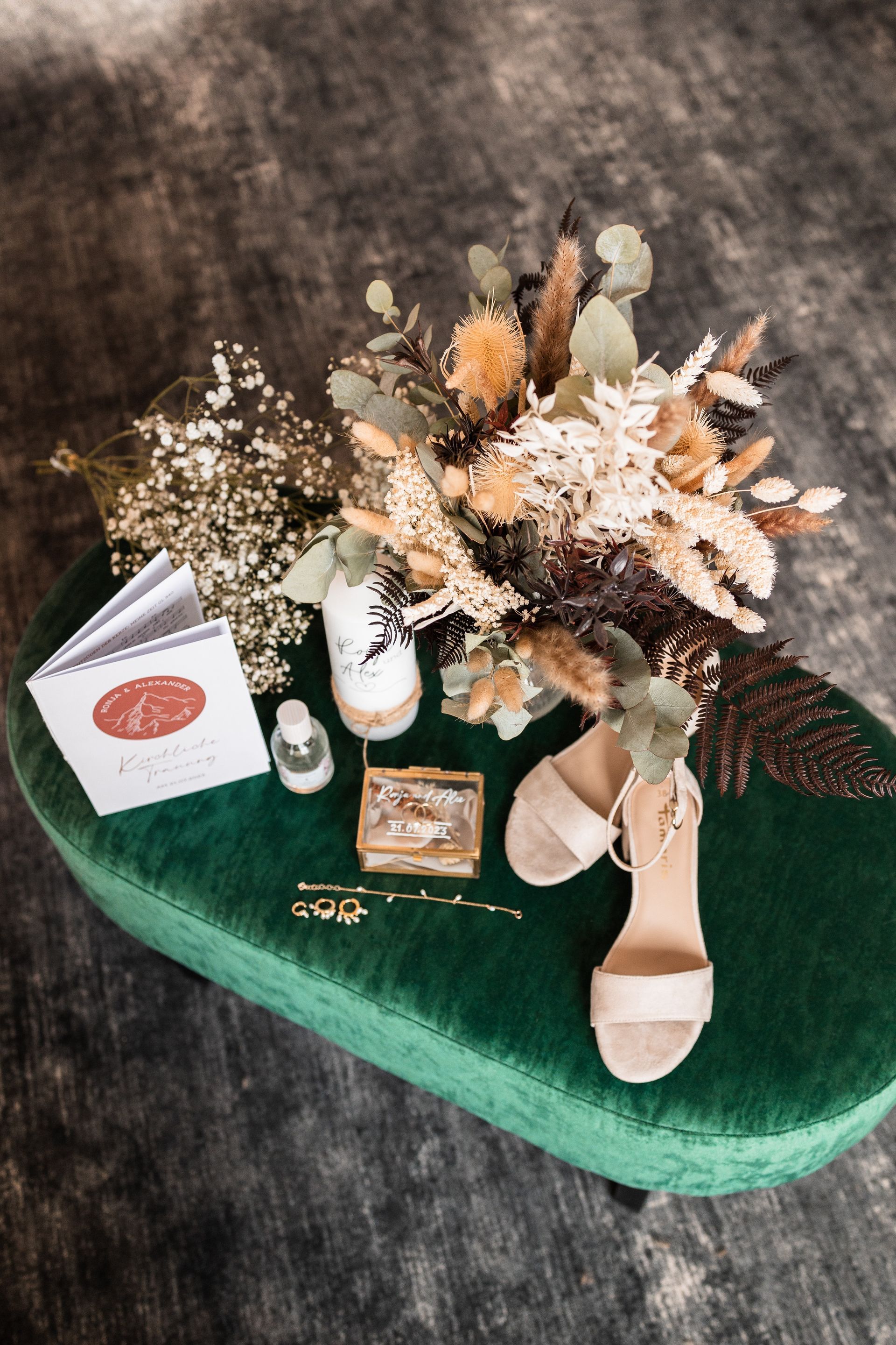 Hochzeitsaccessoires beim Getting Ready Auf diesem Foto sieht man die Hochzeitsaccessoires beim Getting Ready