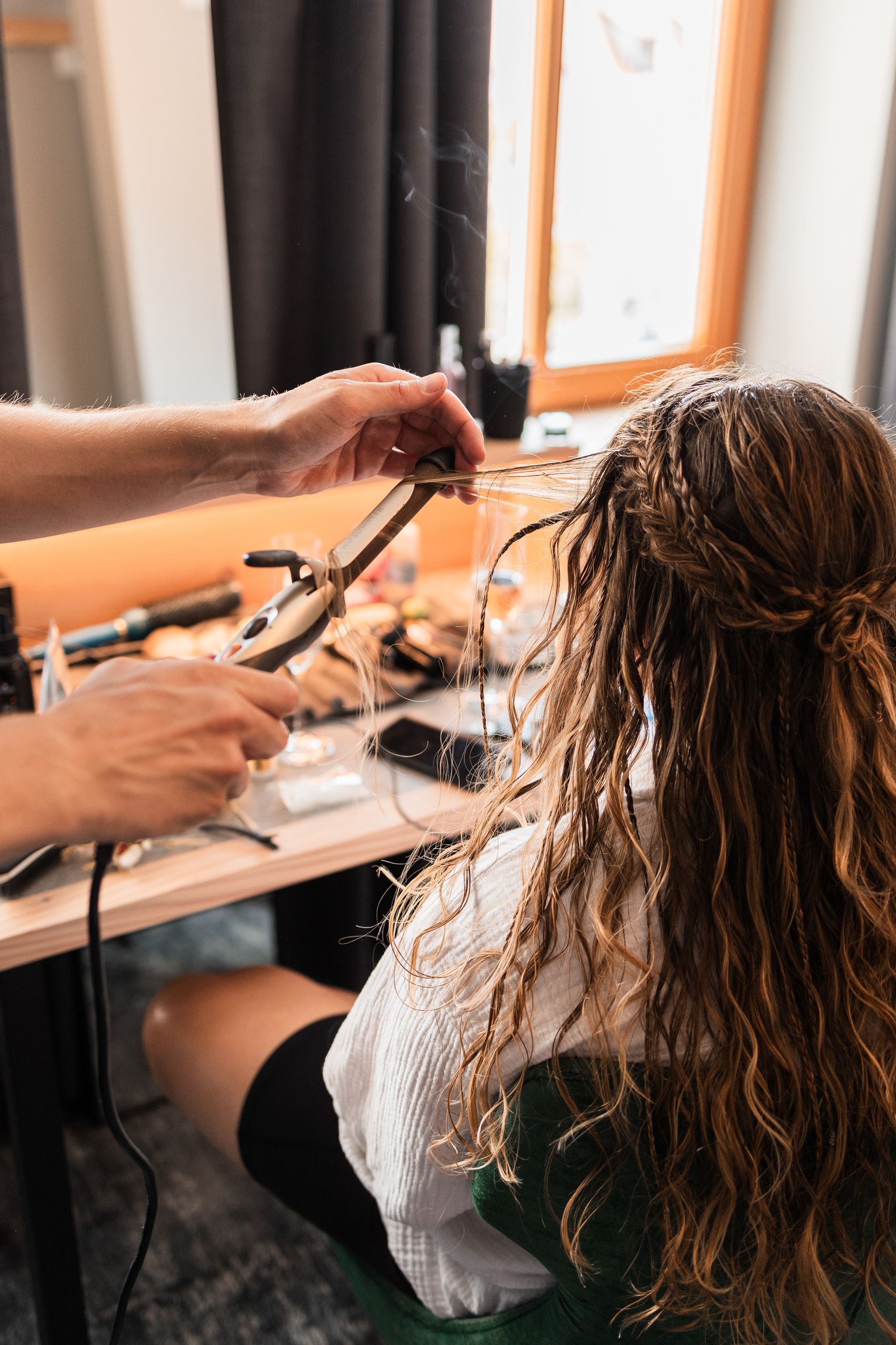 Haarstyling Hochzeit Auf diesem Foto werden die Haare der Braut gestylt