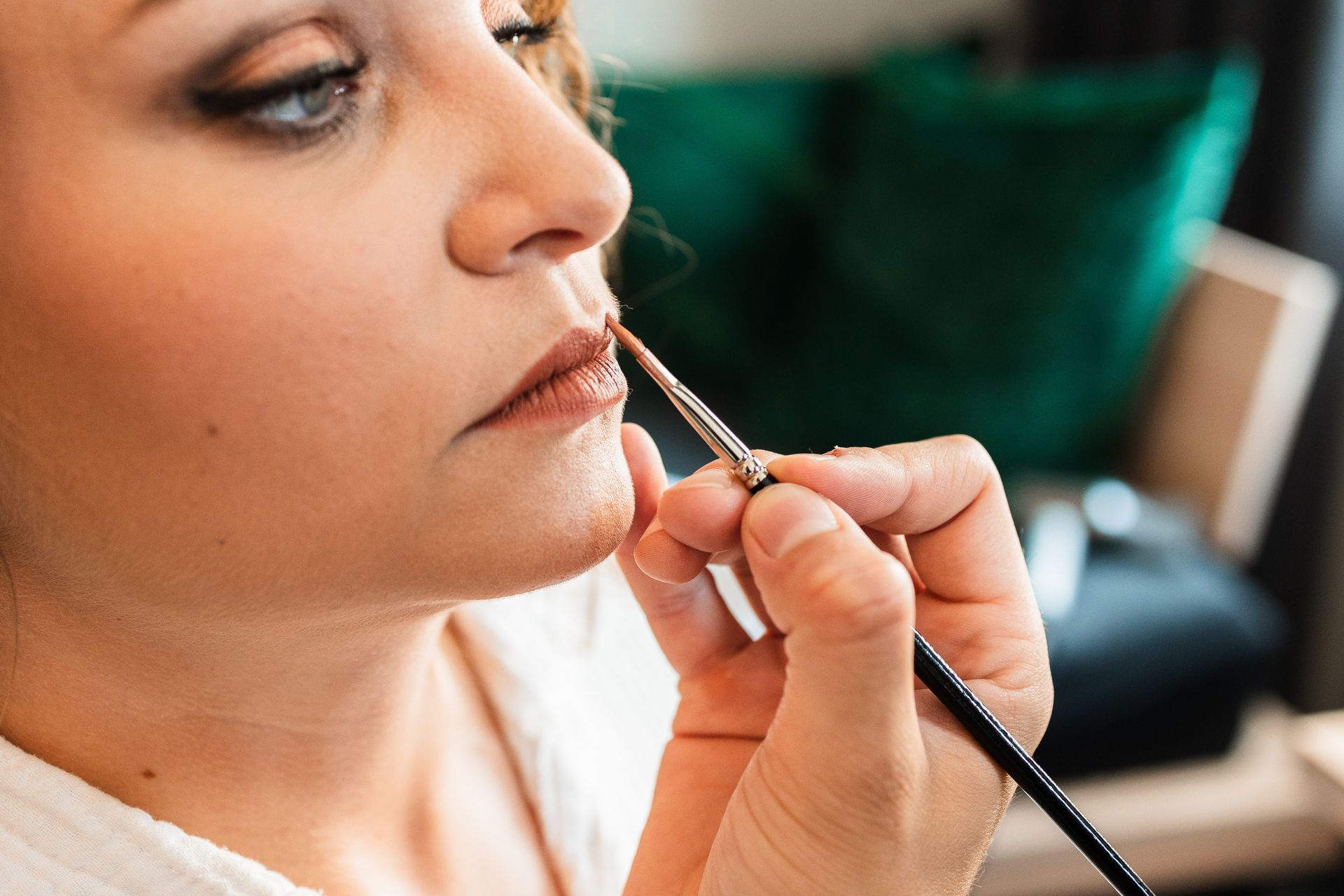 Braut wird geschminkt Auf diesem Foto wird die Braut geschminkt