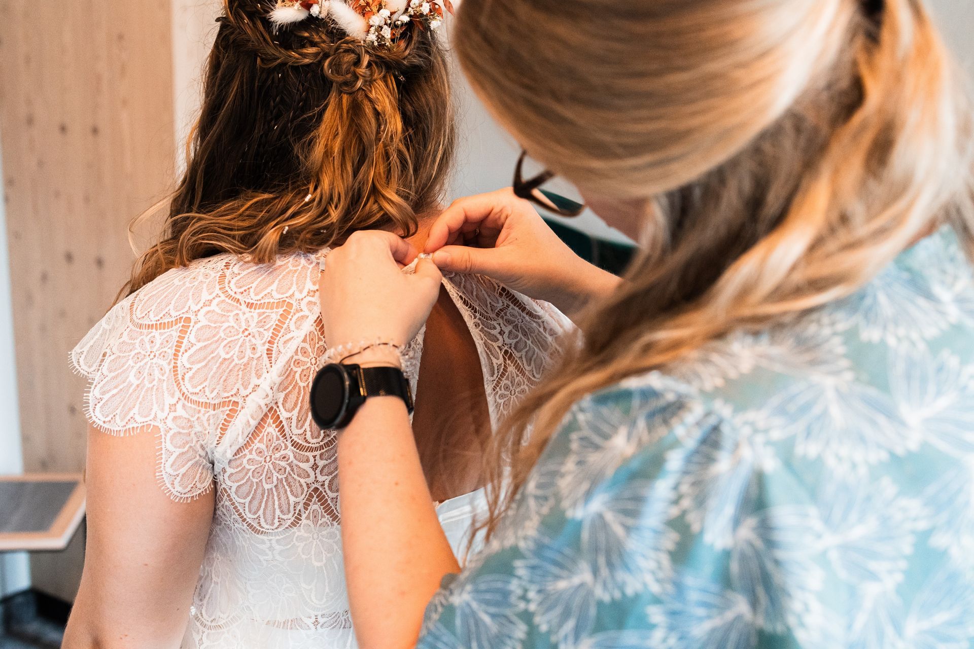 Braut zieht ihr Kleid an Auf diesem Foto zieht die Braut ihr Kleid an