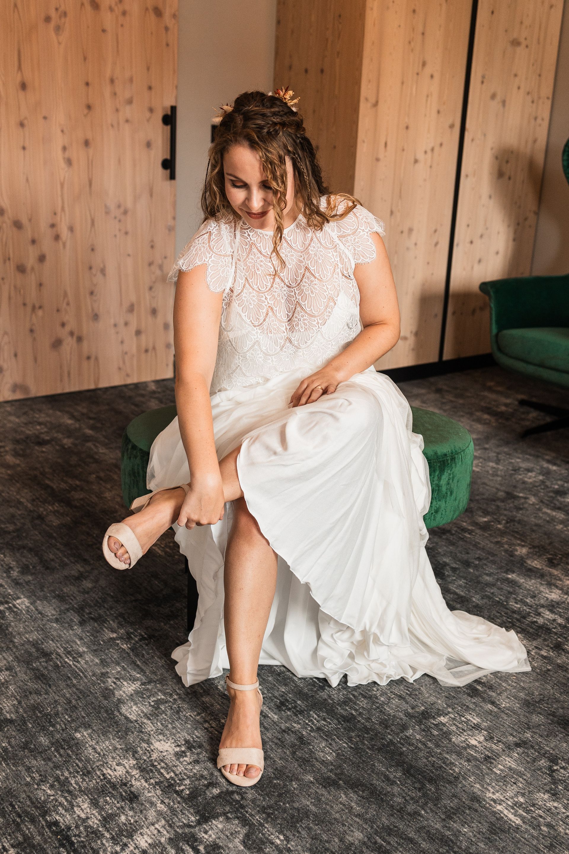 Braut zieht ihre Schuhe an Auf diesem Foto zieht die Braut ihre Schuhe an