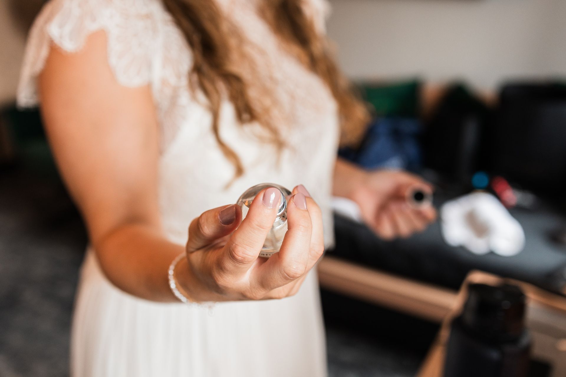 Braut trägt Parfüm auf Auf diesem Foto trägt die Braut Parfüm auf