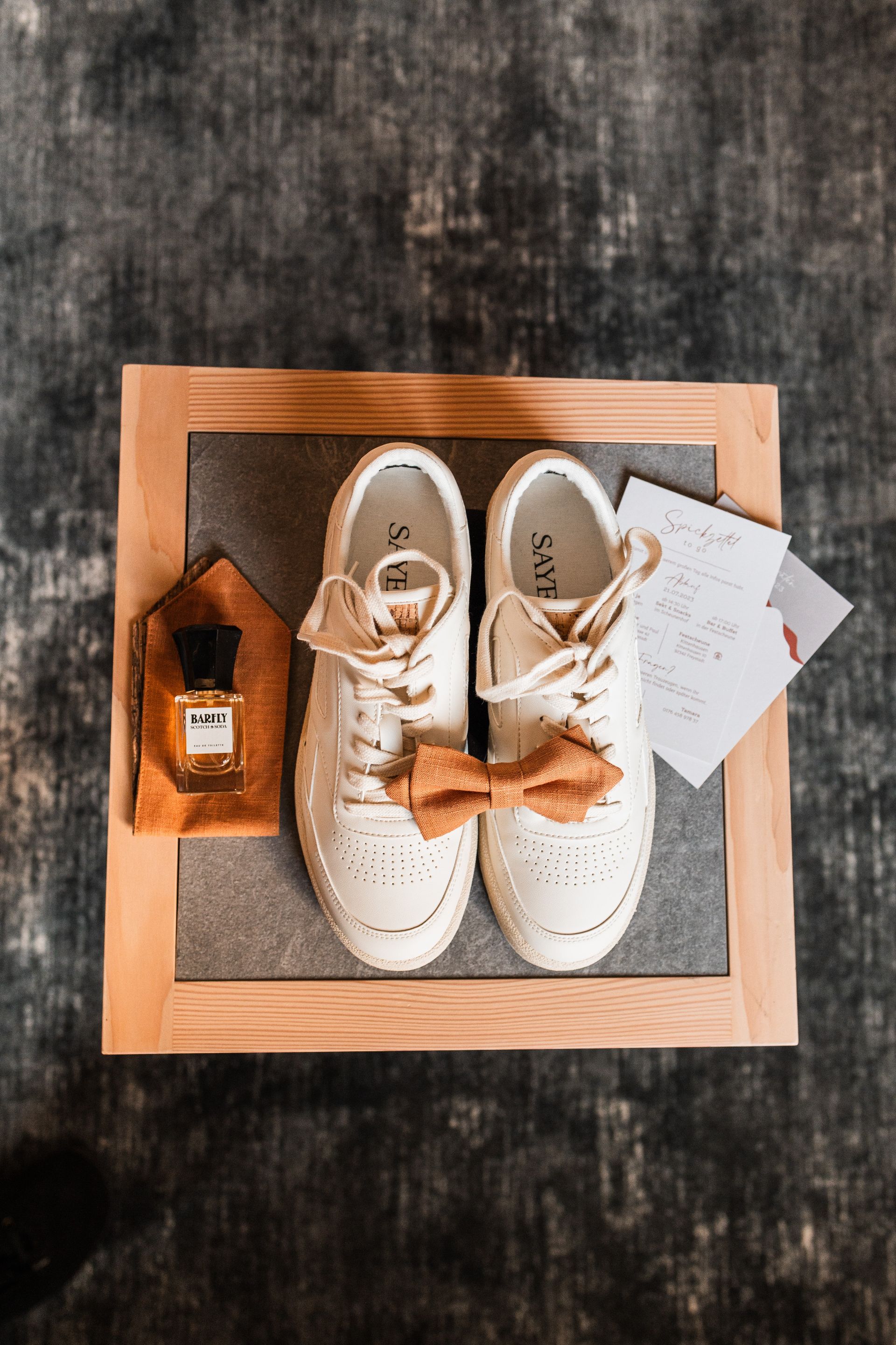 Hochzeitsaccessoires des Bräutigams Auf diesem Foto sieht man die Hochzeitsaccessoires des Bräutigams