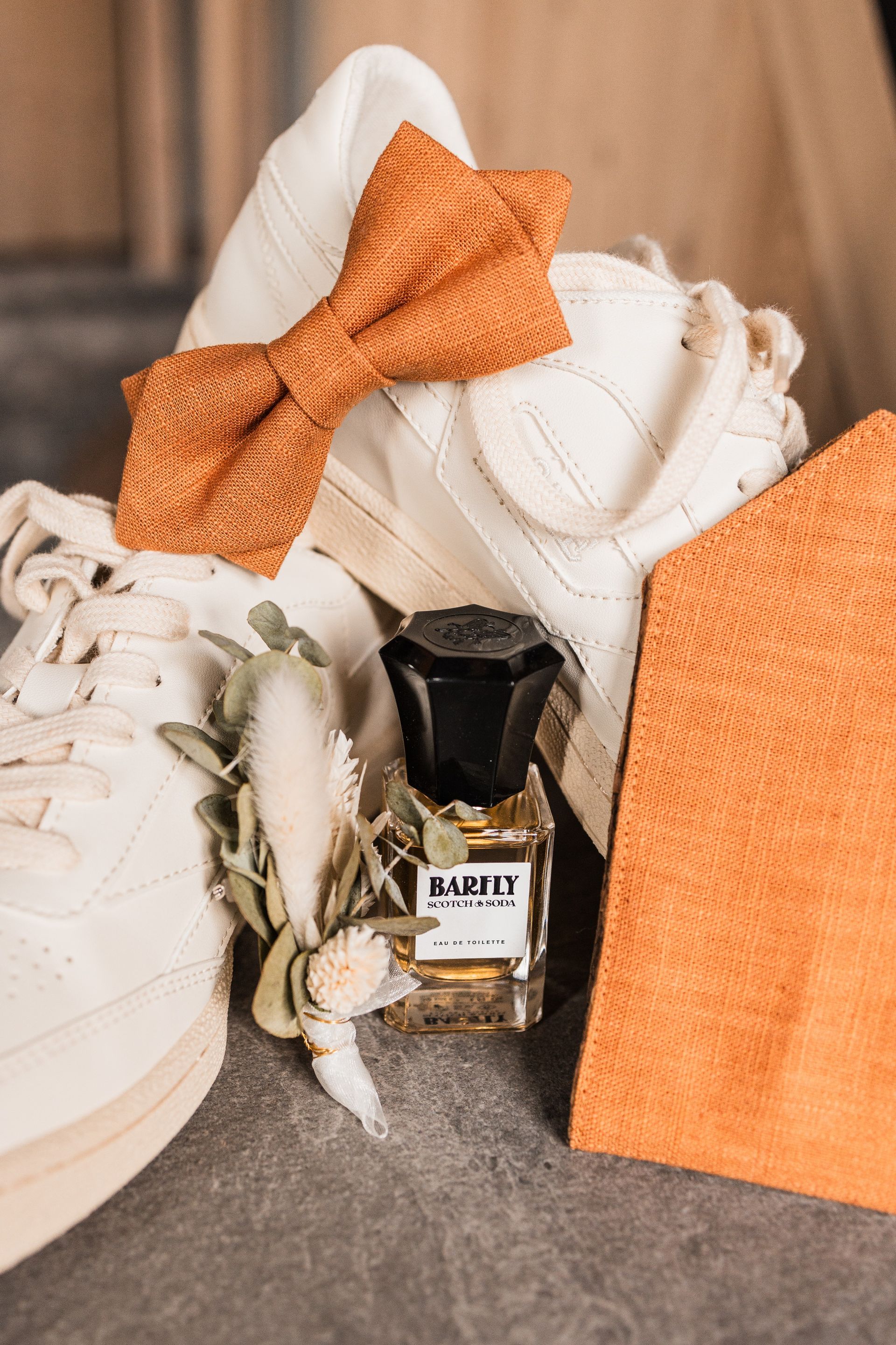 Hochzeitsdetails beim Bräutigam Auf diesem Foto sieht man die Hochzeitsdetails beim Bräutigam