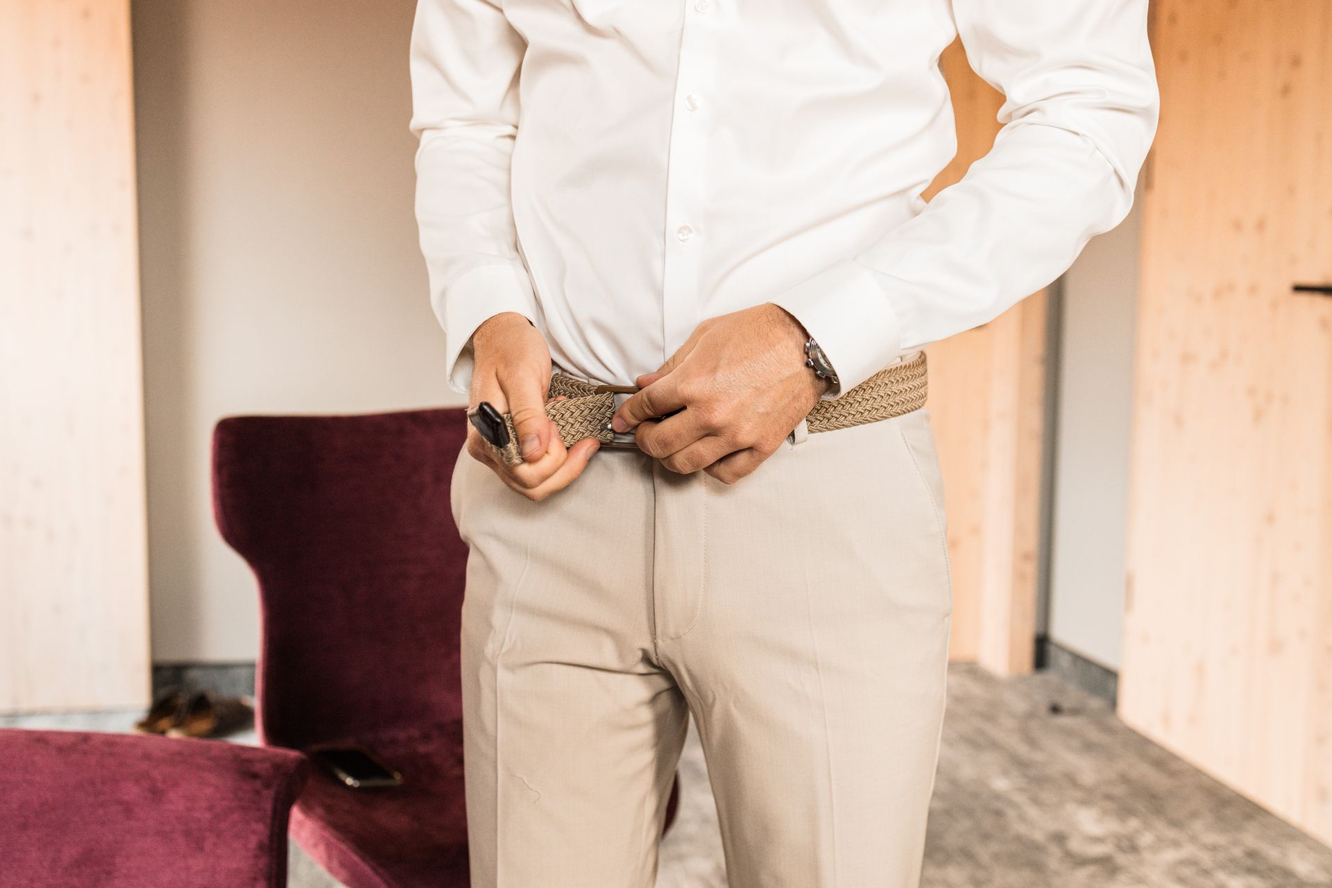 Bräutigam zieht sich an Auf diesem Foto zieht sich der Bräutigam an