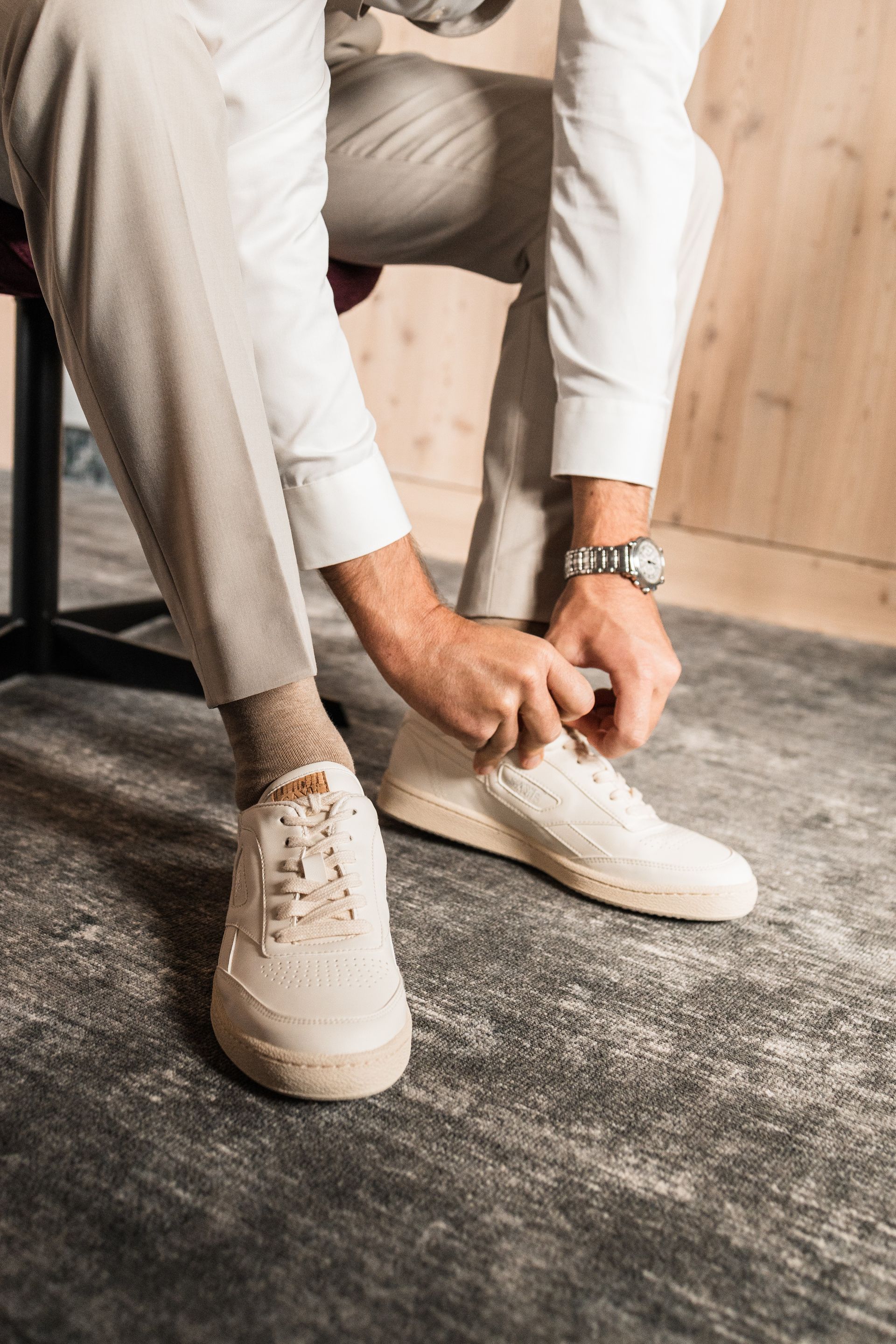 Bräutigam zieht seine Schuhe an Auf diesem Foto zieht der Bräutigam seine Schuhe an