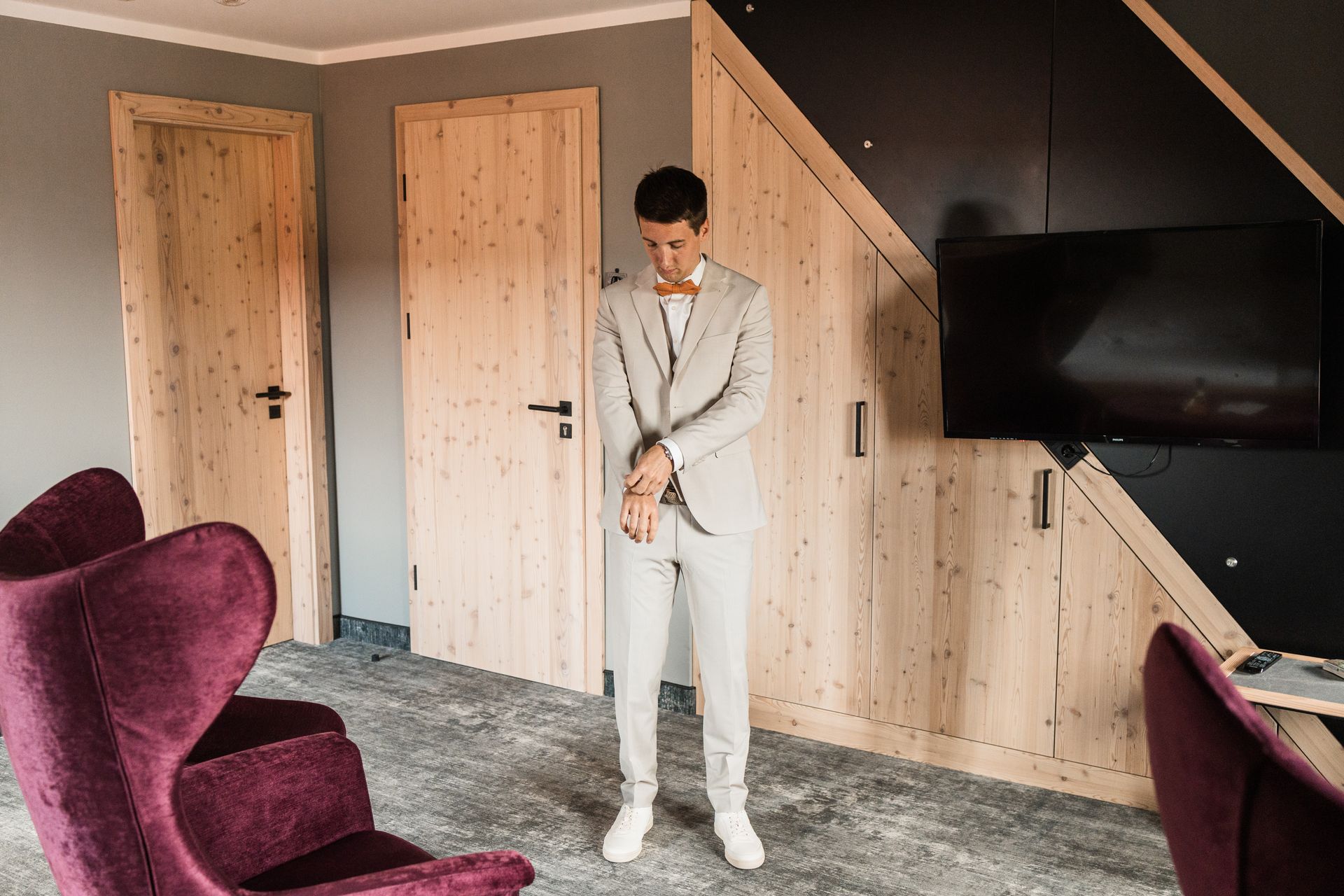 Bräutigam am Hochzeitsmorgen Auf diesem Foto sieht man den Bräutigam am Hochzeitsmorgen