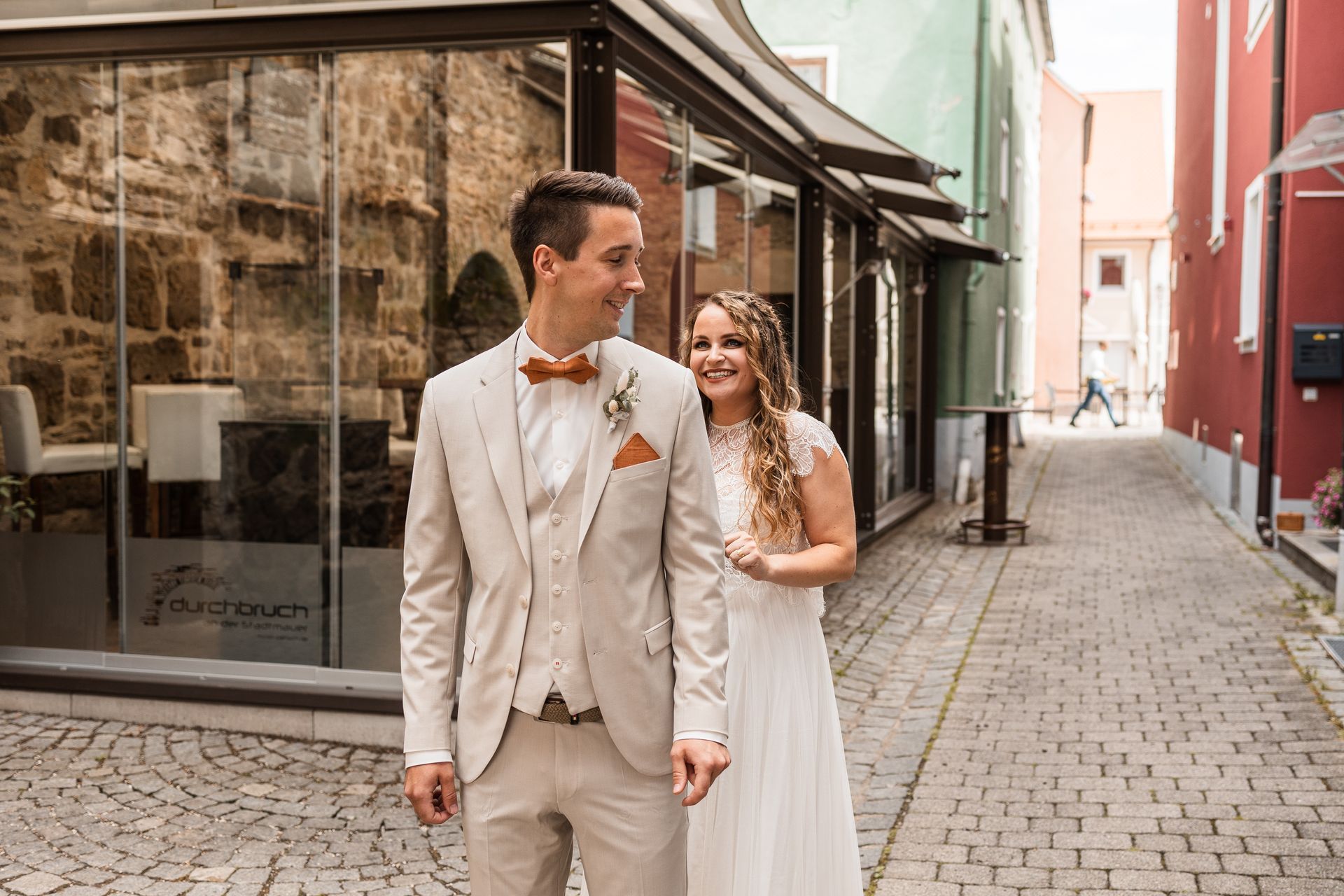 First Look Auf diesem Foto sieht man den First Look des Brautpaars