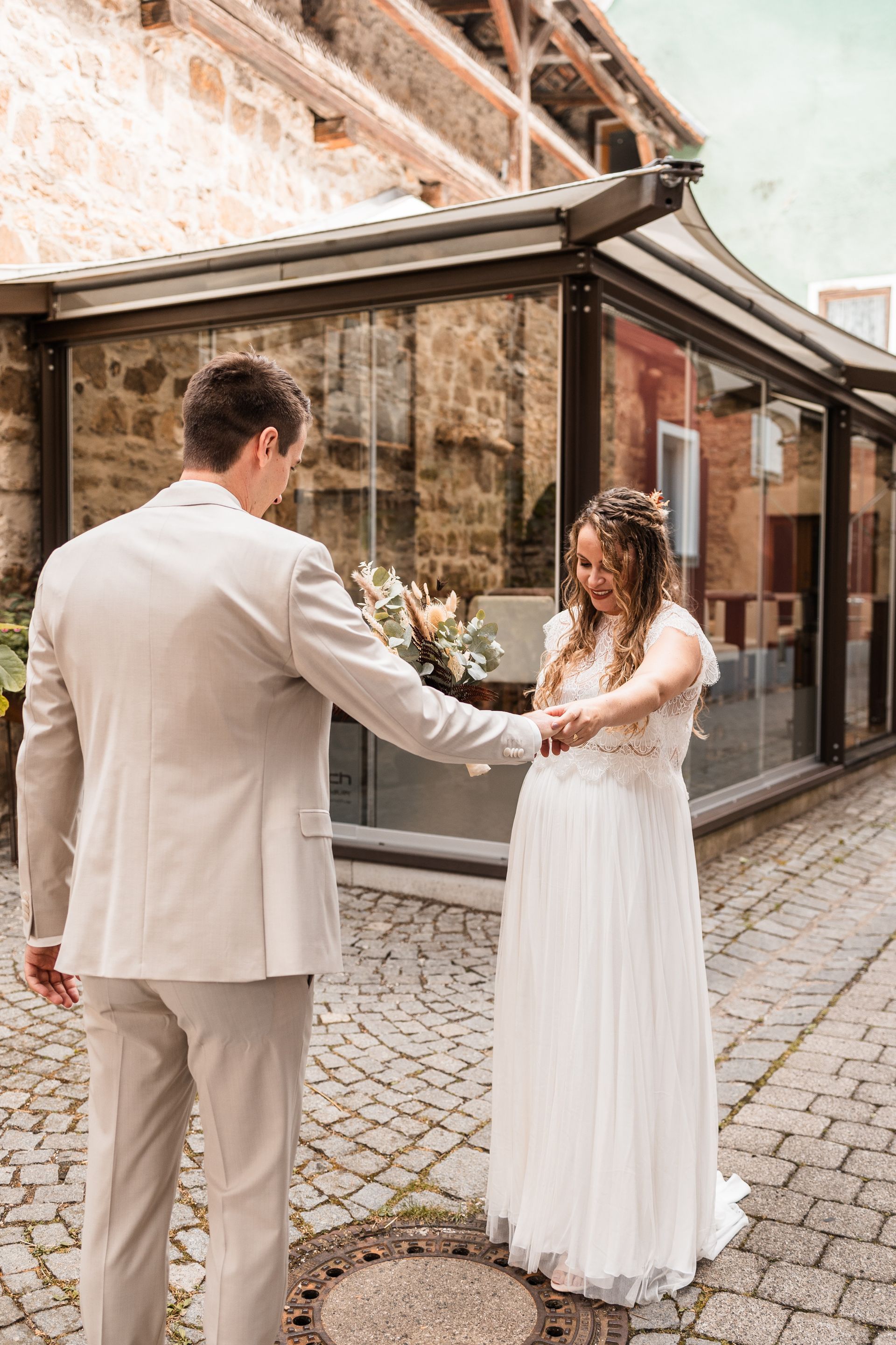 Brautpaar sieht sich zum ersten Mal am Hochzeitsmorgen Auf diesem Foto sieht sich das Brautpaar zum ersten Mal am Hochzeitsmorgen