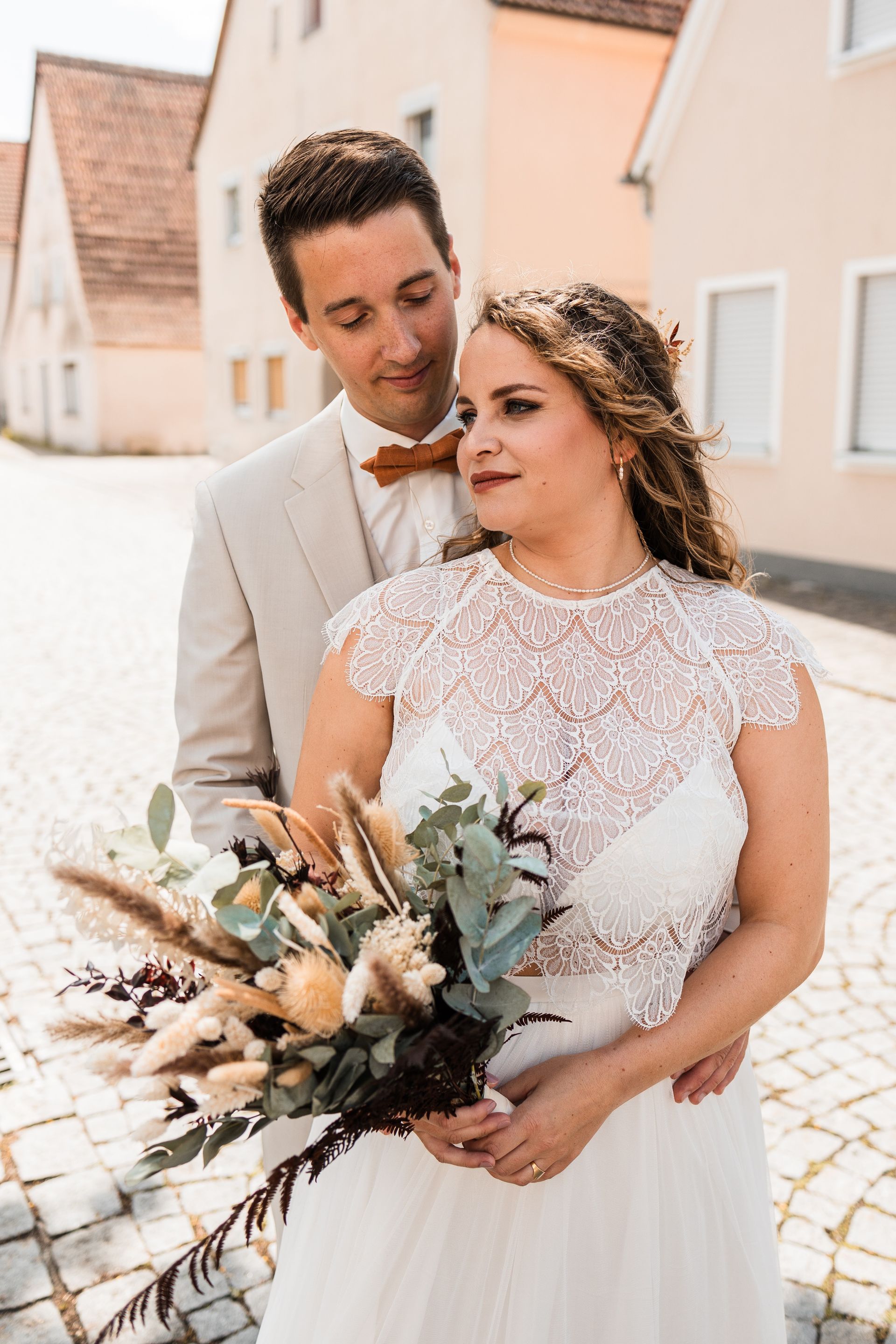 Brautpaar in der Innenstadt Auf diesem Foto sieht man ein Brautpaar in der Innenstadt