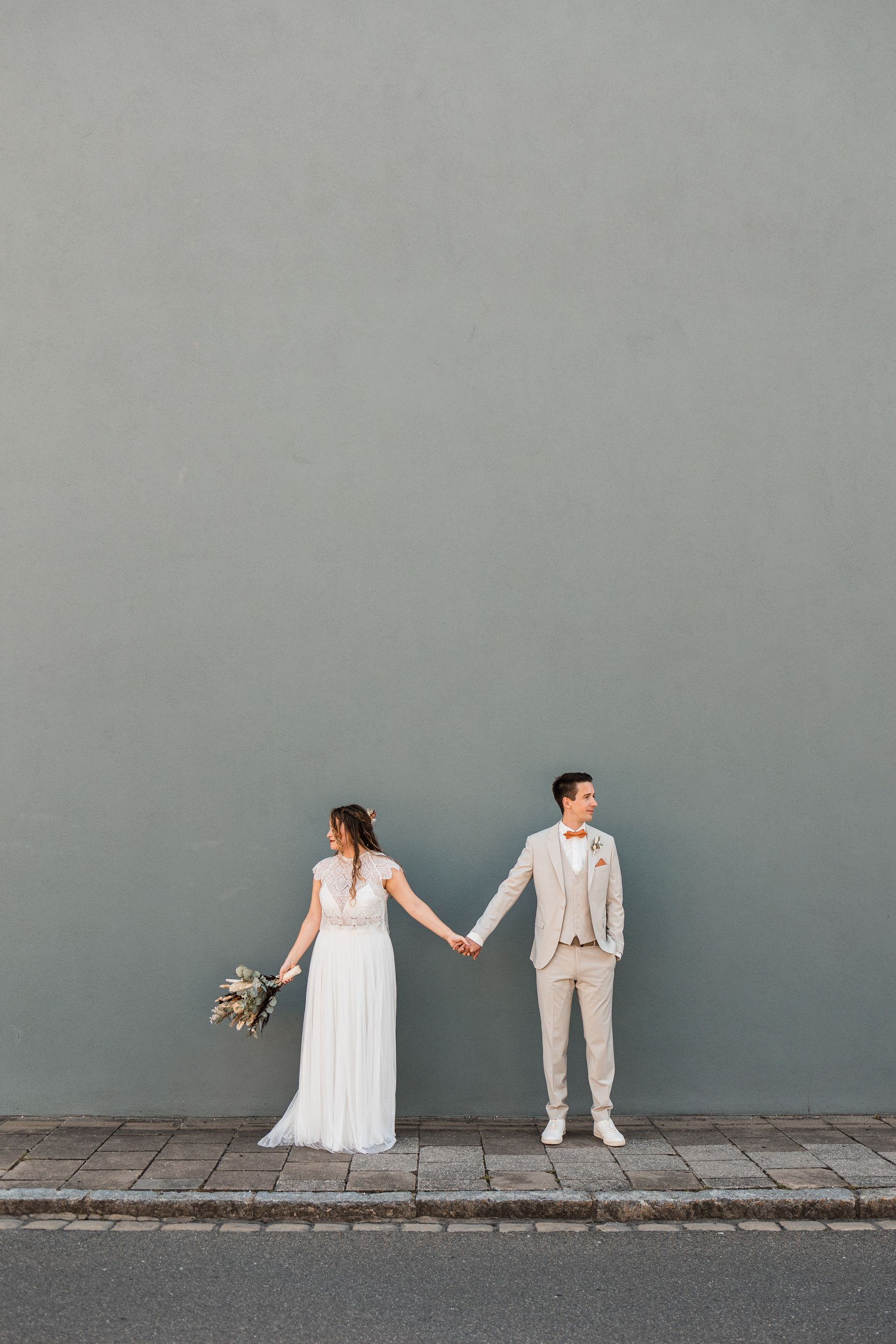 Brautpaar vor einer blauen Wand Auf diesem Foto sieht man das Brautpaar vor einer blauen Wand