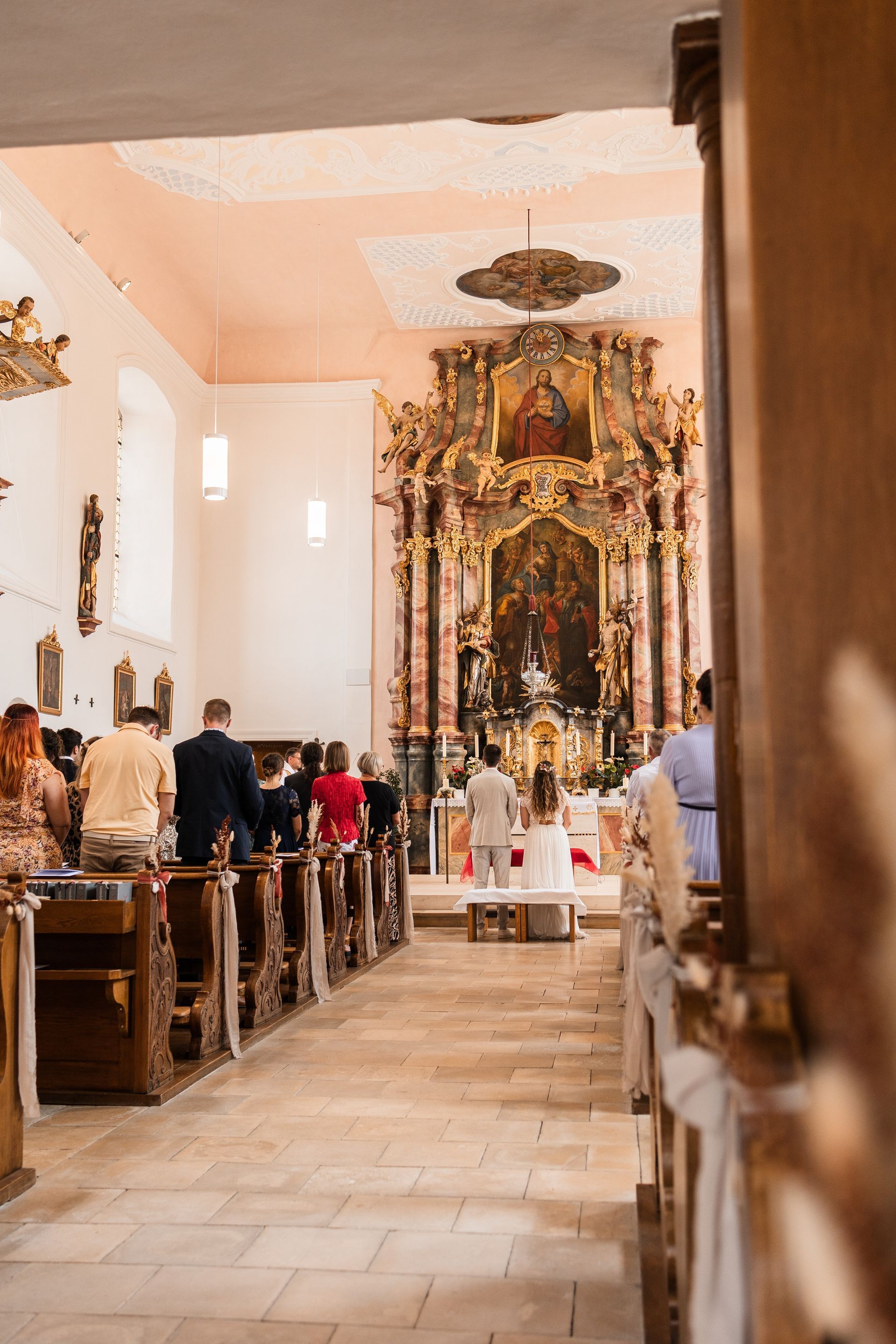 Kirchliche Hochzeit Auf diesem Foto sieht man eine kirchliche Hochzeit