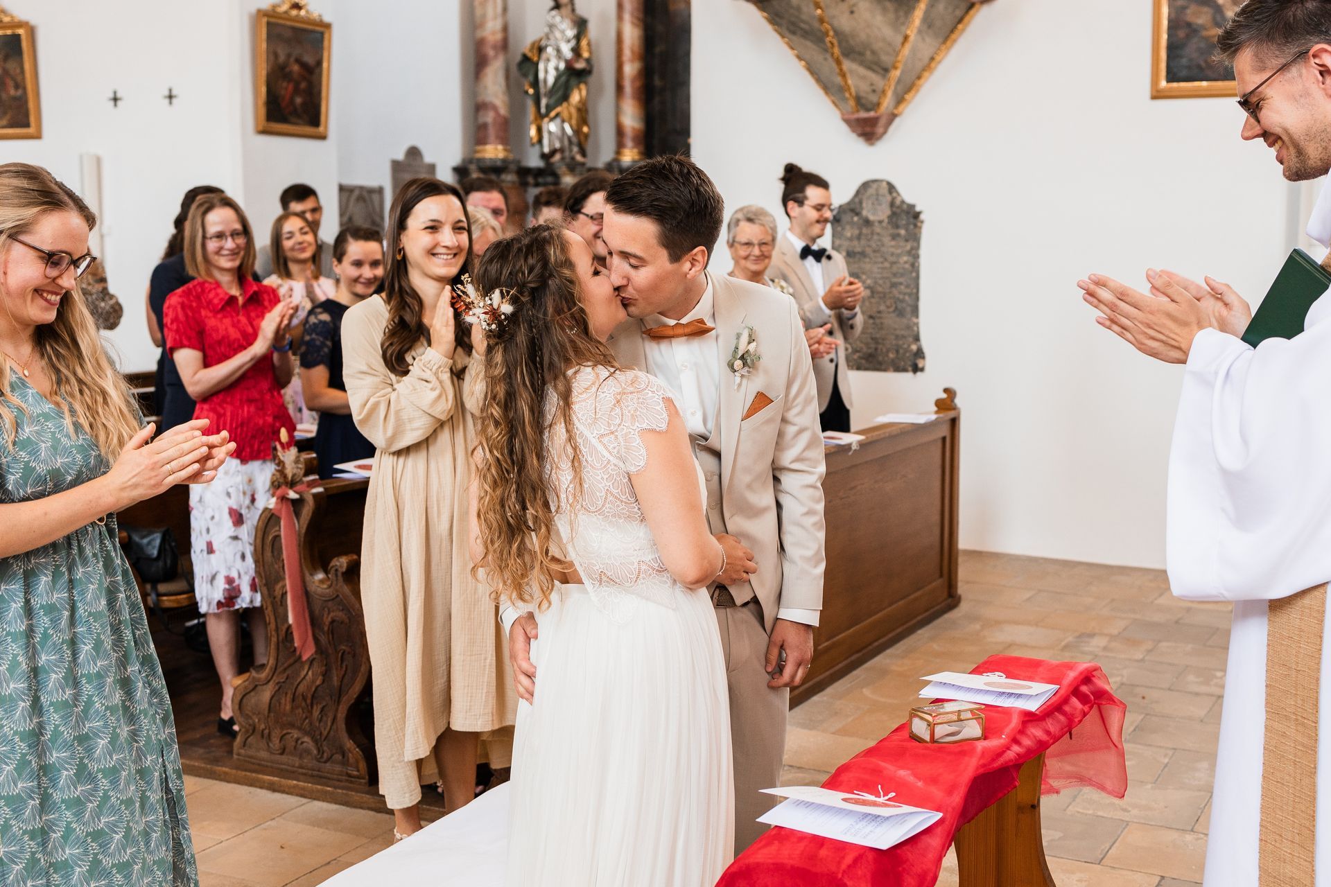 Auf diesem Foto sieht man den ersten Kuss bei der kirchlichen Hochzeit