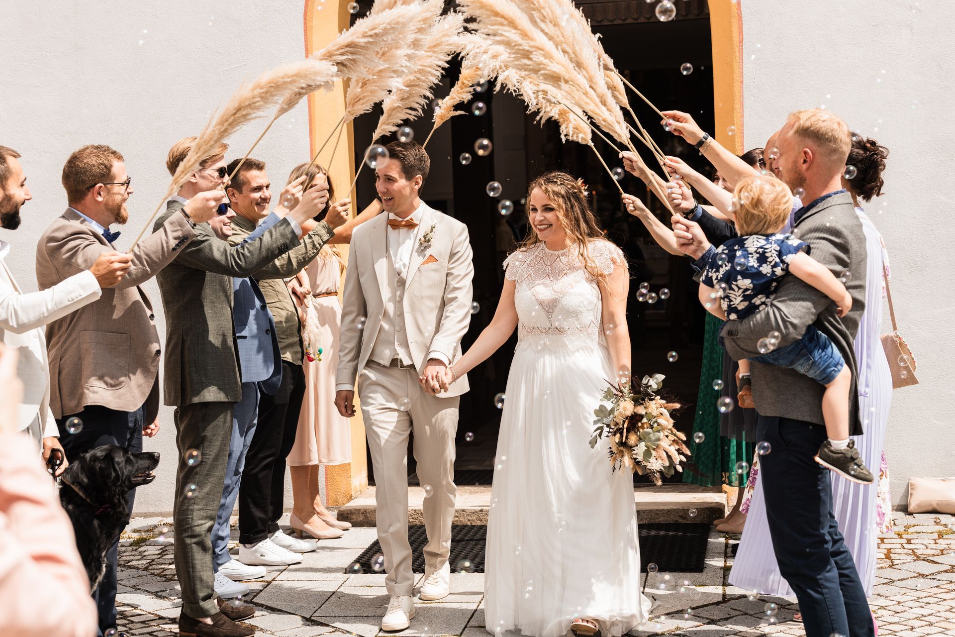 Auszug des Brautpaars Auf diesem Foto sieht man des Auszug des Brautpaars