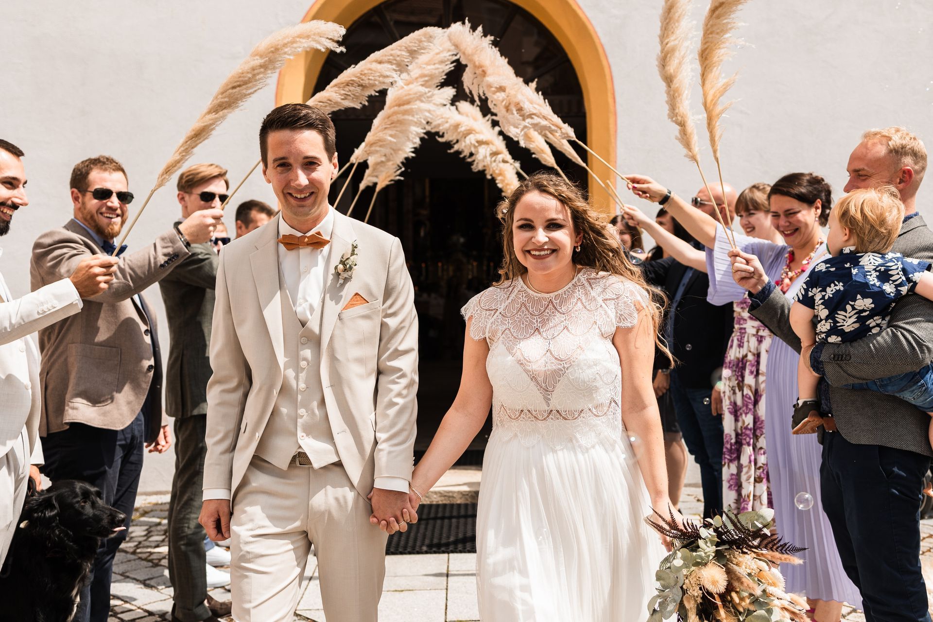 Brautpaar strahlt in die Kamera Auf diesem Foto strahlt das Brautpaar in die Kamera