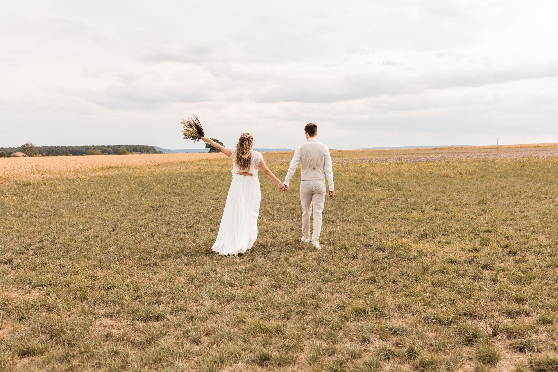 Brautpaar auf der Wiese Auf diesem Foto sieht man ein Brautpaar auf der Wiese