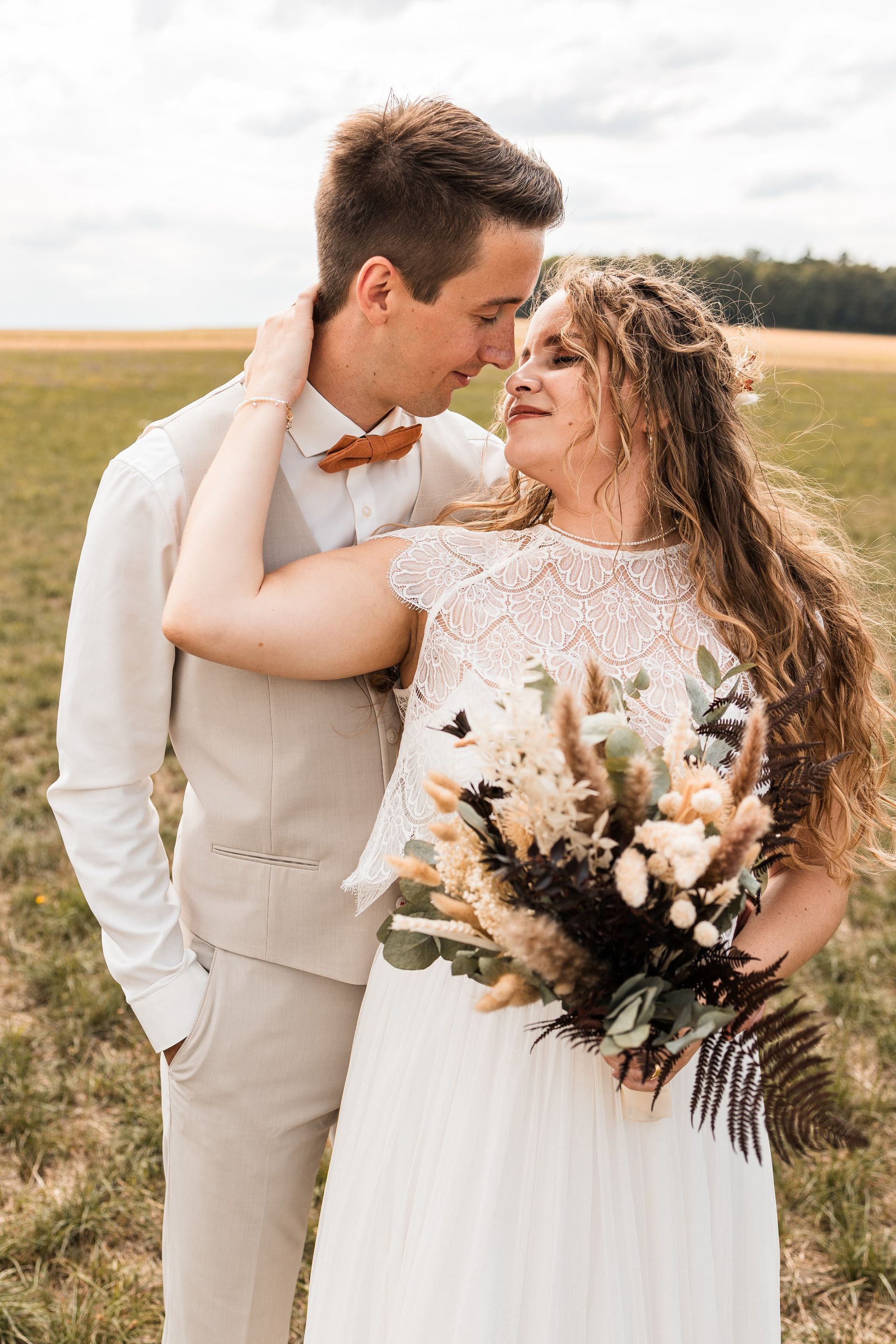 Brautpaar beim Fotoshooting Auf diesem Foto sieht man ein Brautpaar beim Fotoshooting