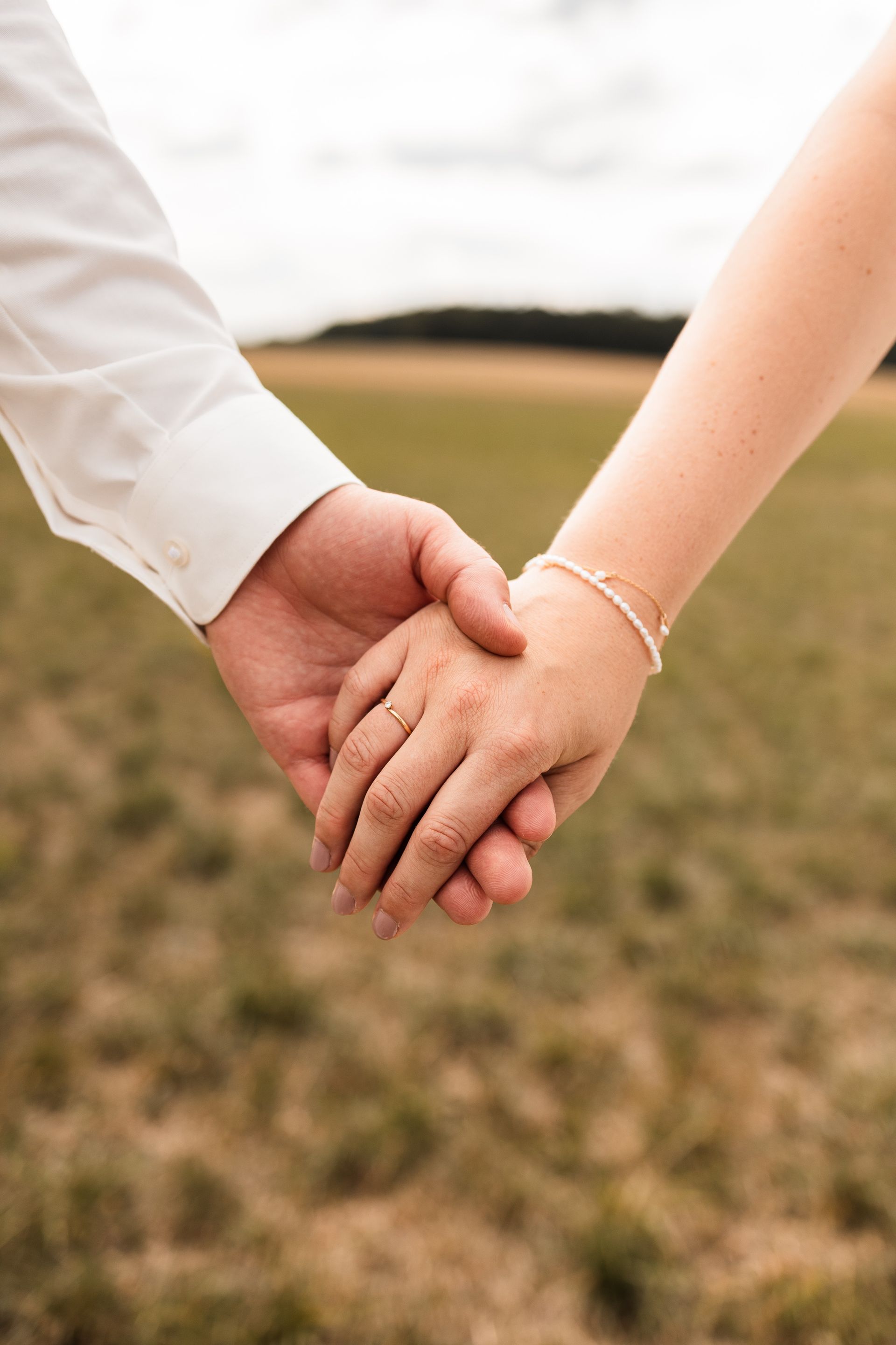 Hände des Brautpaars Auf diesem Foto sieht man die Hände des Brautpaars