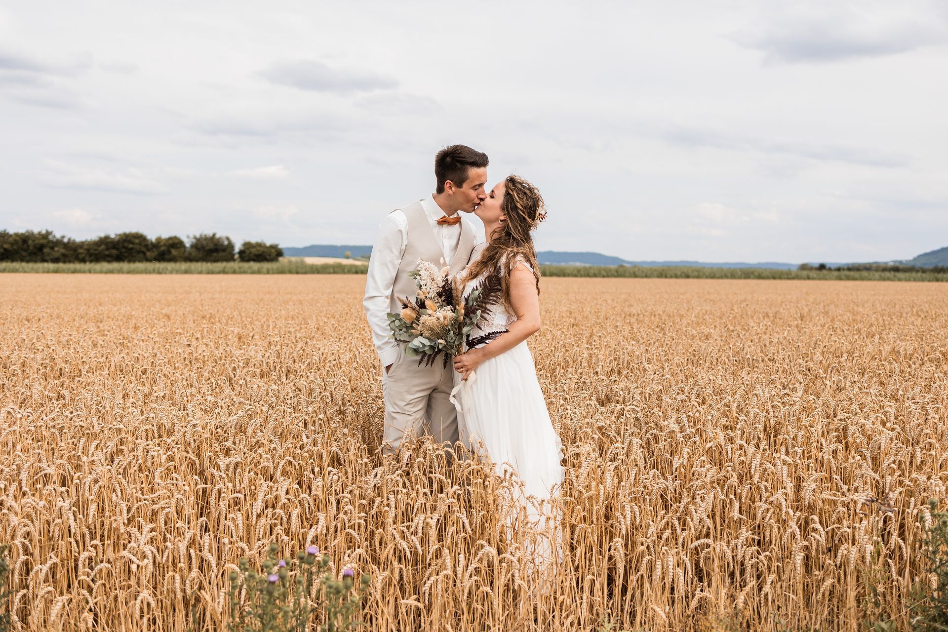 Brautpaar im Feld Auf diesem Foto sieht man ein Brautpaar im Feld