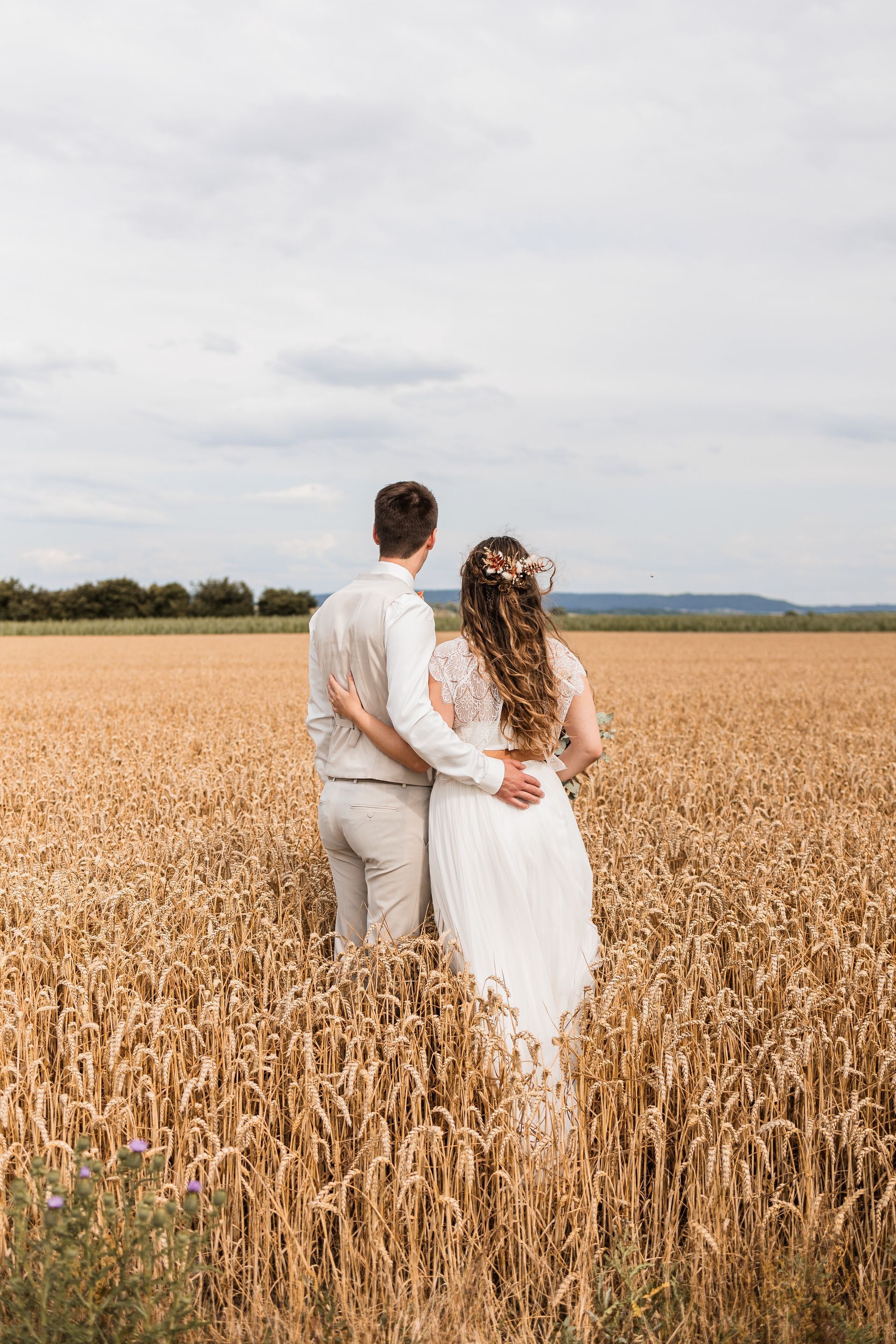 Brautpaar von hinten Auf diesem Foto sieht man ein Brautpaar von hinten