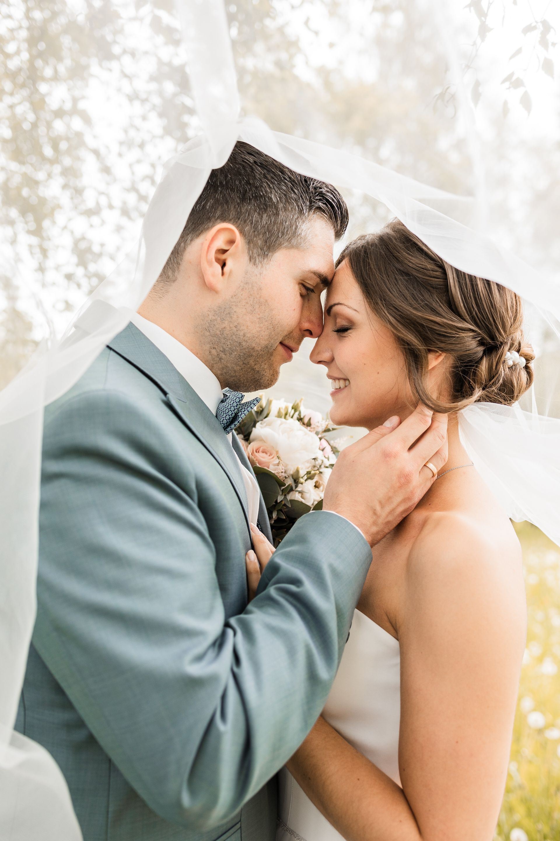 Dieses Bild zeigt ein Paar beim Brautpaarshooting auf Gut Dietersberg