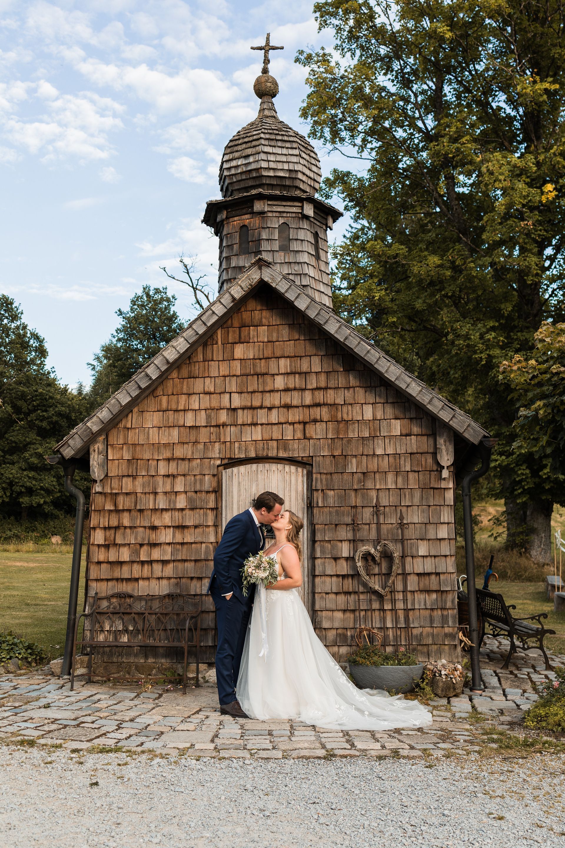 Auf diesem Bild sieht man ein Brautpaar im Herzogspark Regensburg