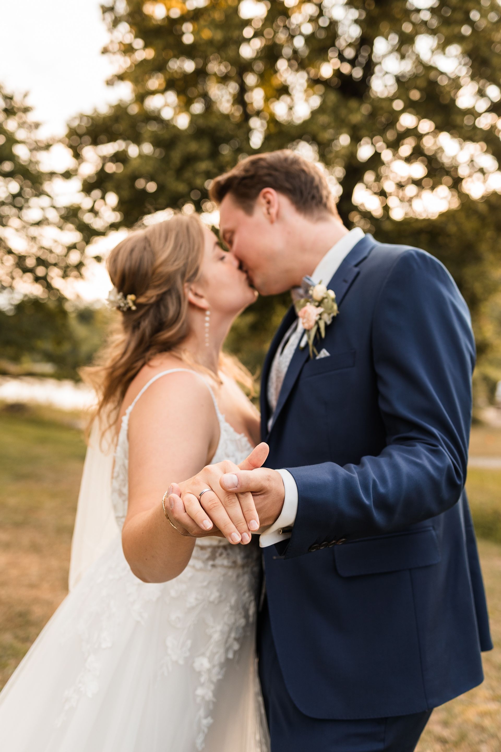 Auf diesem Bild küsst sich ein Brautpaar