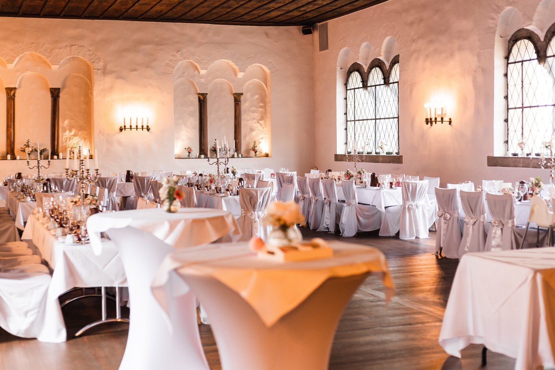 Auf diesem Foto sieht man den Innenraum einer Hochzeitslocation in der Regensburger Innenstadt