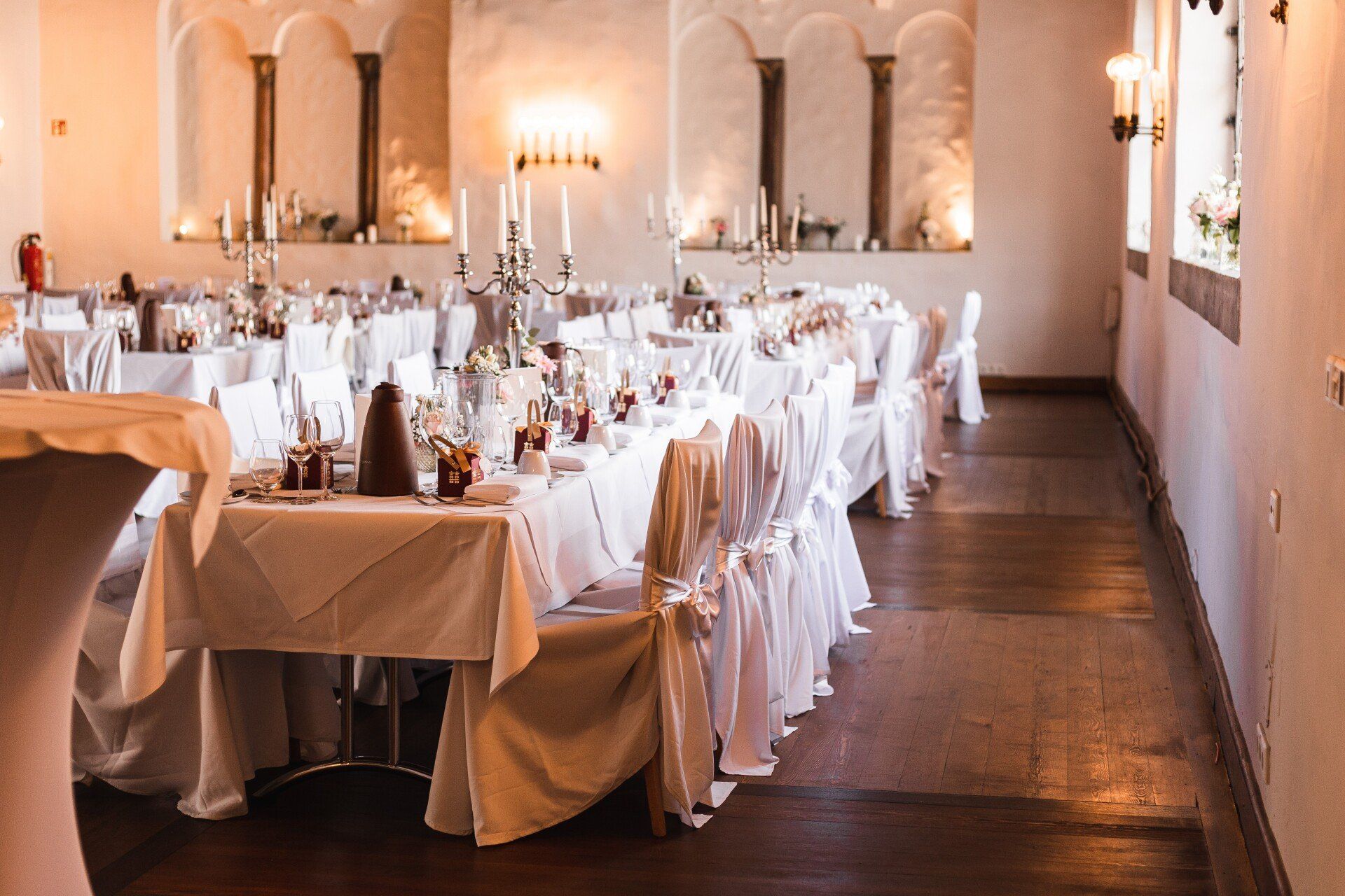 Auf diesem Foto sieht man den dekorierten Herzogssaal in Regensburg