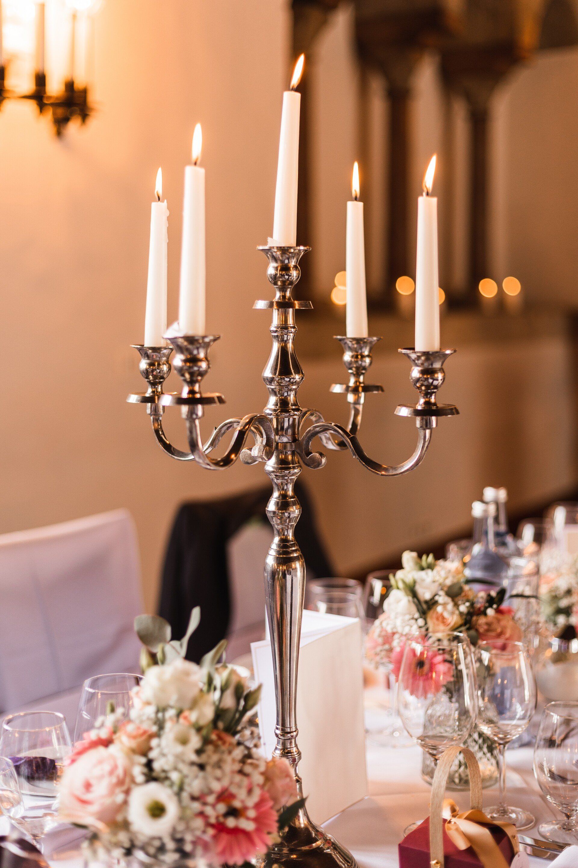 Auf diesem Foto sieht man einen Kerzenhalter im Herzogssaal