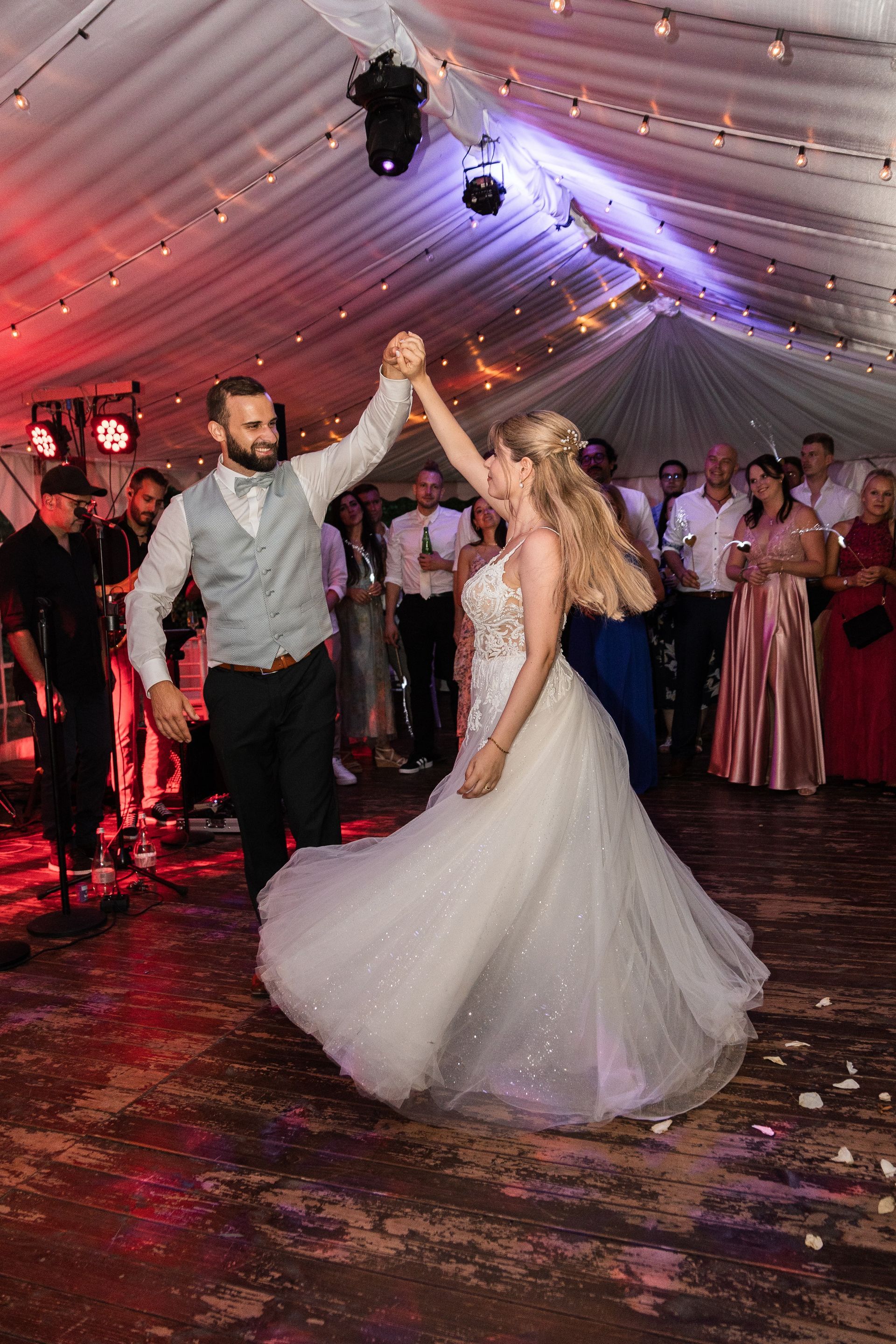 Auf diesem Foto tanzt das Brautpaar