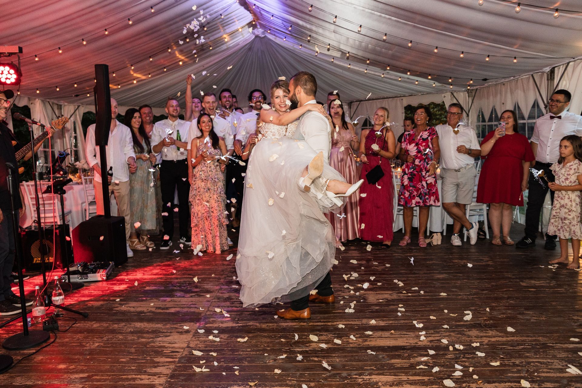 Auf diesem Foto sieht man ein Brautpaar beim ersten Tanz