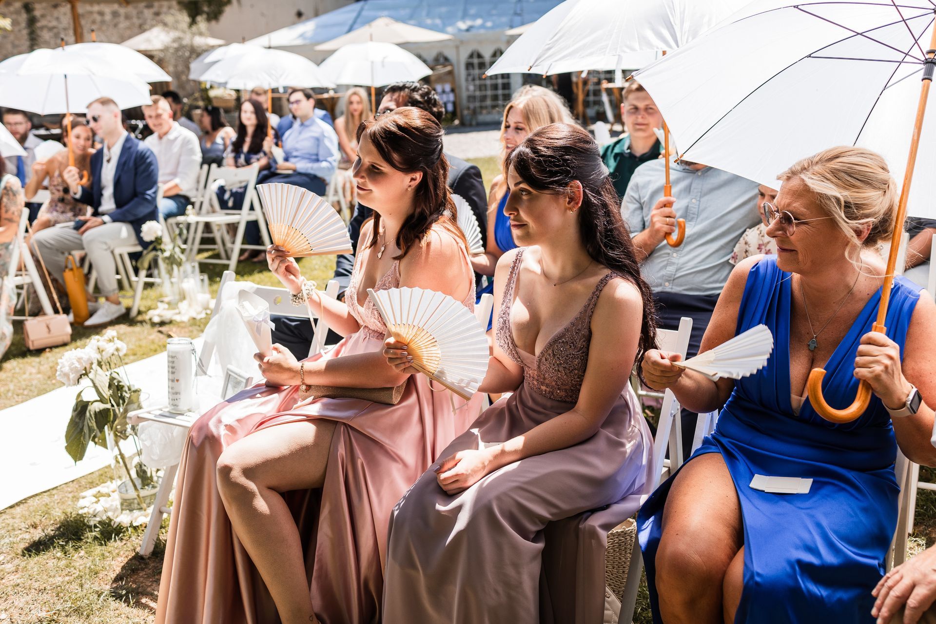 Hochzeitsgäste bei der freien Trauung Auf diesem Foto sieht man Hochzeitsgäste bei der freien Trauung