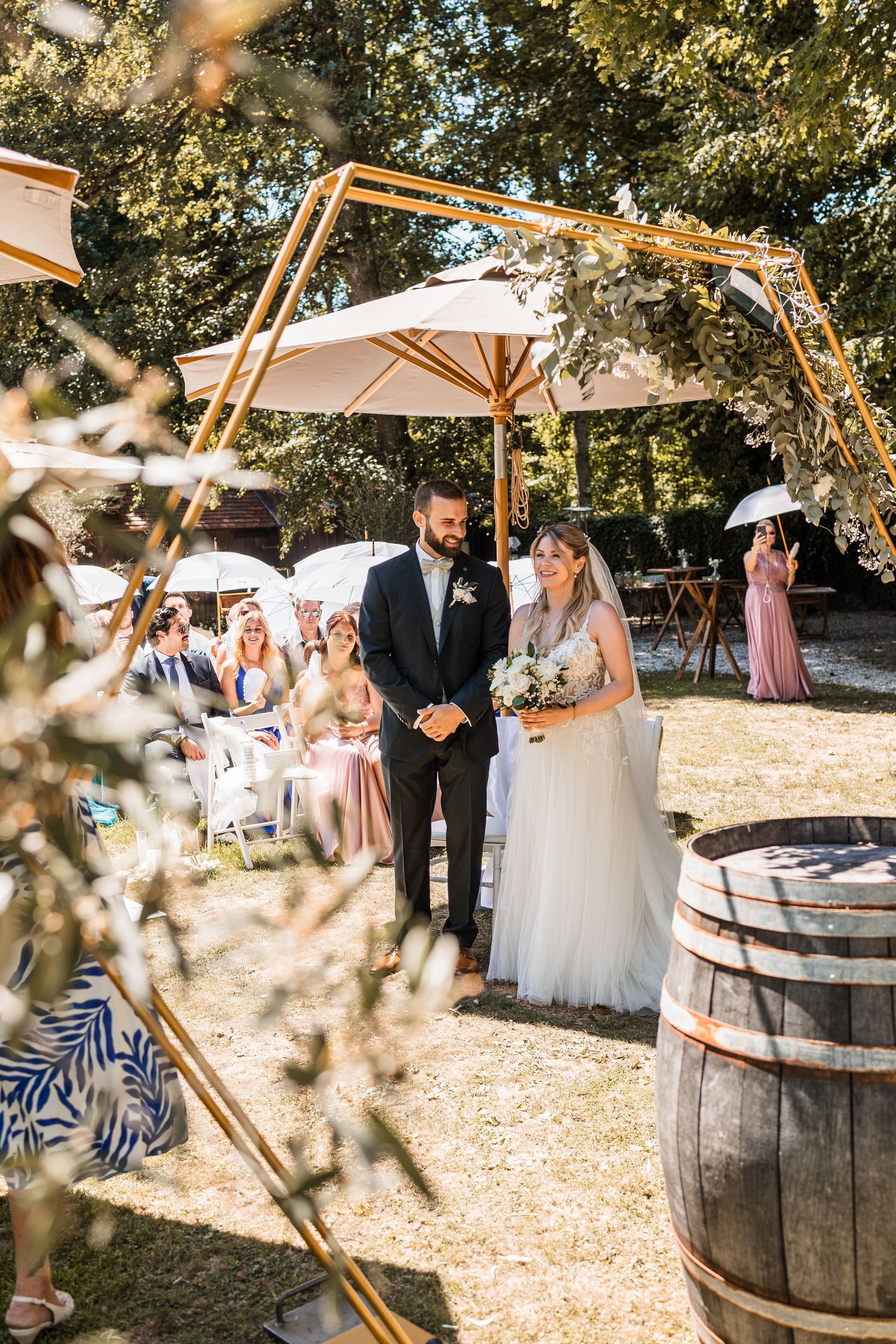 Brautpaar bei der Traurednerin Auf diesem Foto steht das Brautpaar bei der Traurednerin