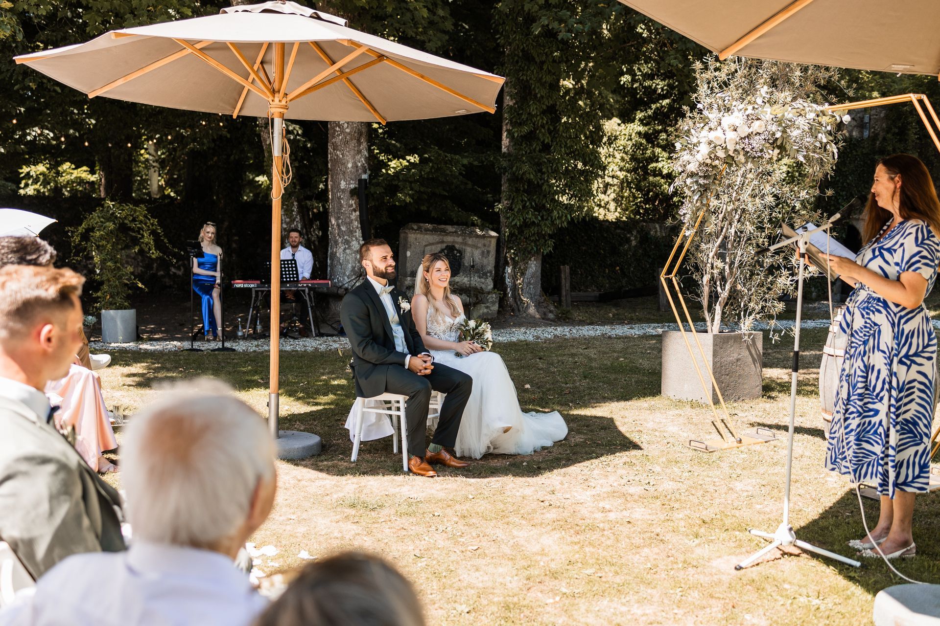 Brautpaar bei der freien Trauung Auf diesem Foto sieht man das Brautpaar bei der freien Trauung