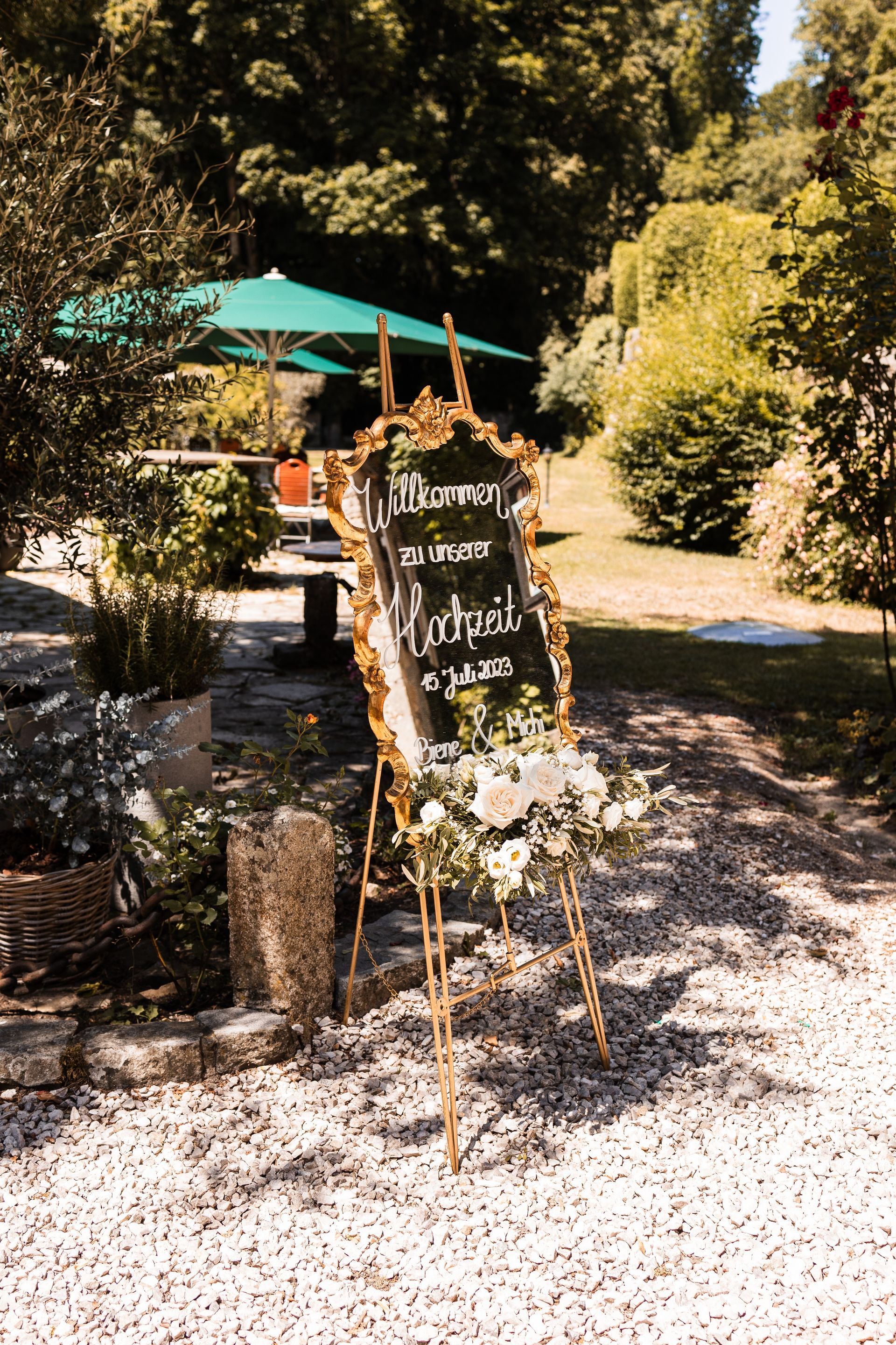 Willkommensschild der Hochzeit Auf diesem Foto sieht man das Willkommensschild der Hochzeit