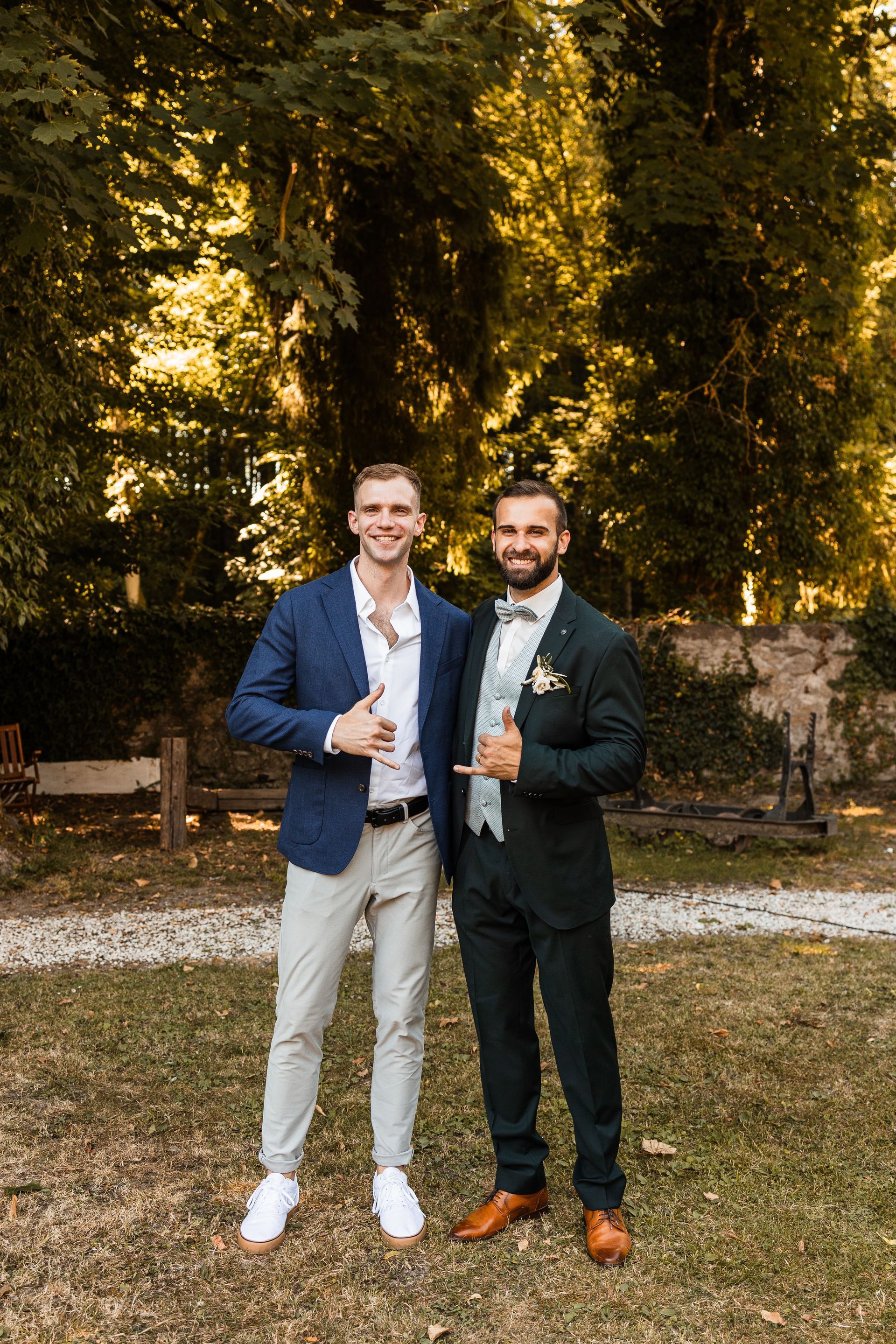 Bräutigam mit einem Hochzeitsgast Auf diesem Foto sieht man den Bräutigam mit einem Hochzeitsgast