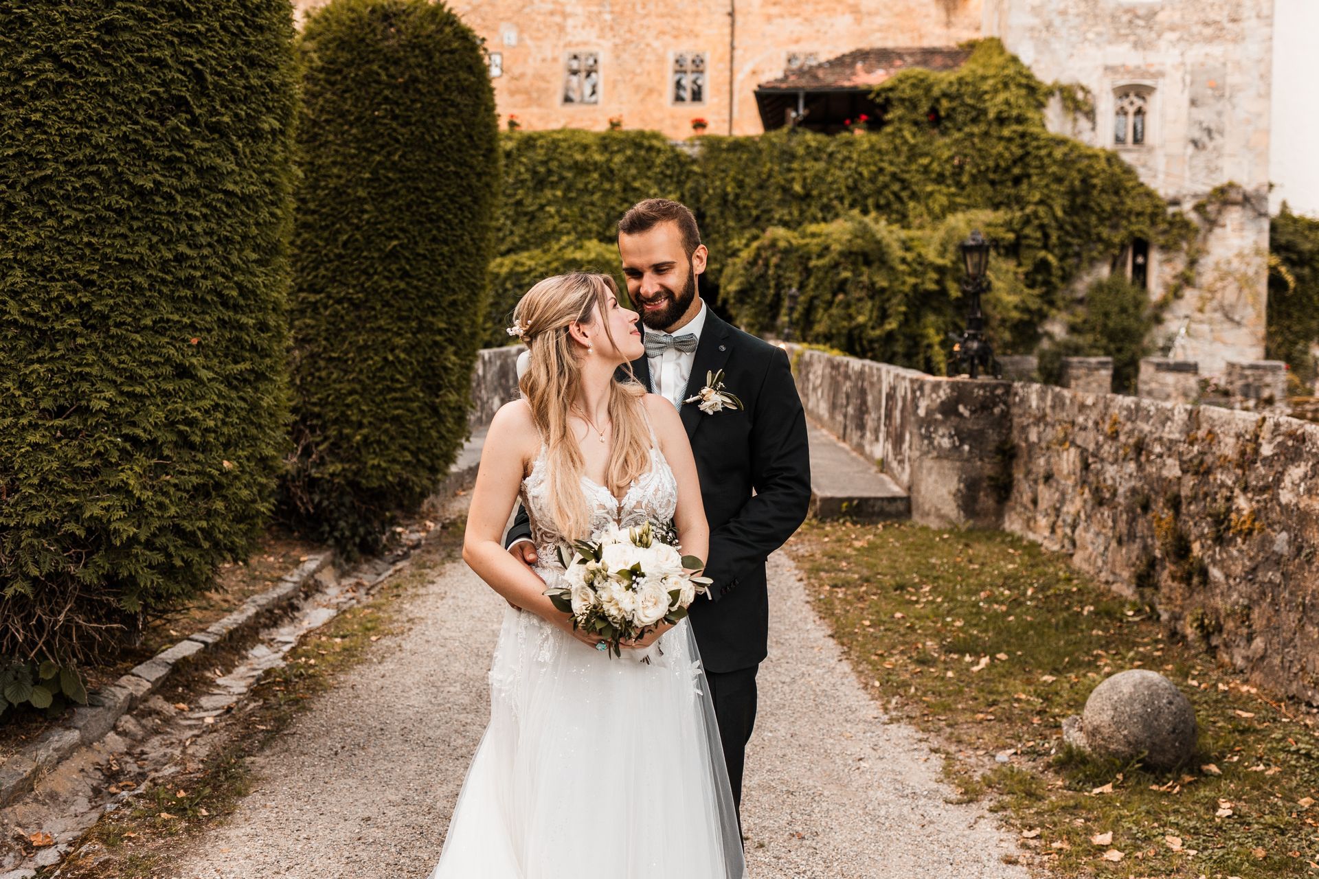 Fotoshooting auf Schloss Egg Auf diesem Foto steht das Brautpaar auf der Anlage von Schloss Egg für das Fotoshooting