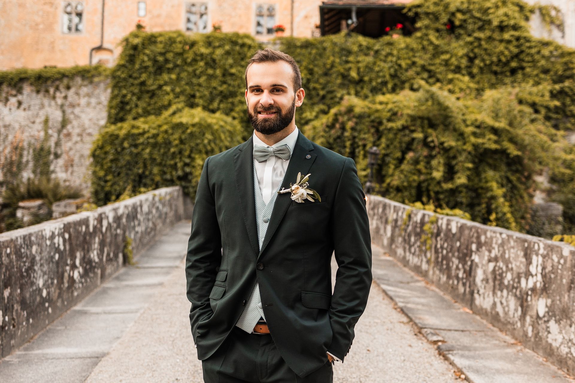 Bräutigam lächelt in die Kamera Auf diesem Foto lächelt der Bräutigam in die Kamera