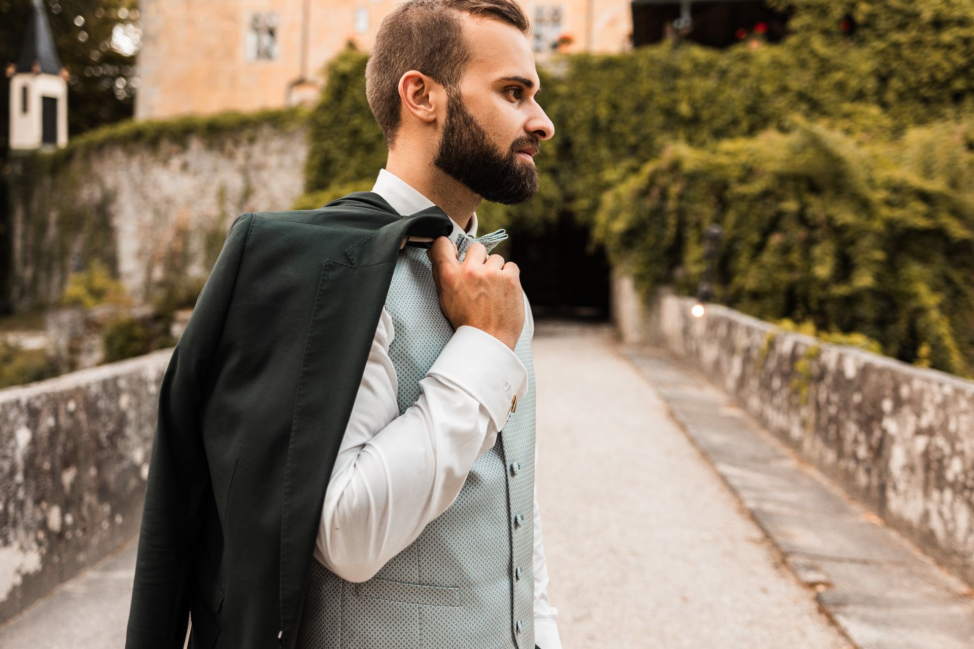 Bräutigam und sein Jackett Auf diesem Foto sieht man den Bräutigam und sein Jackett