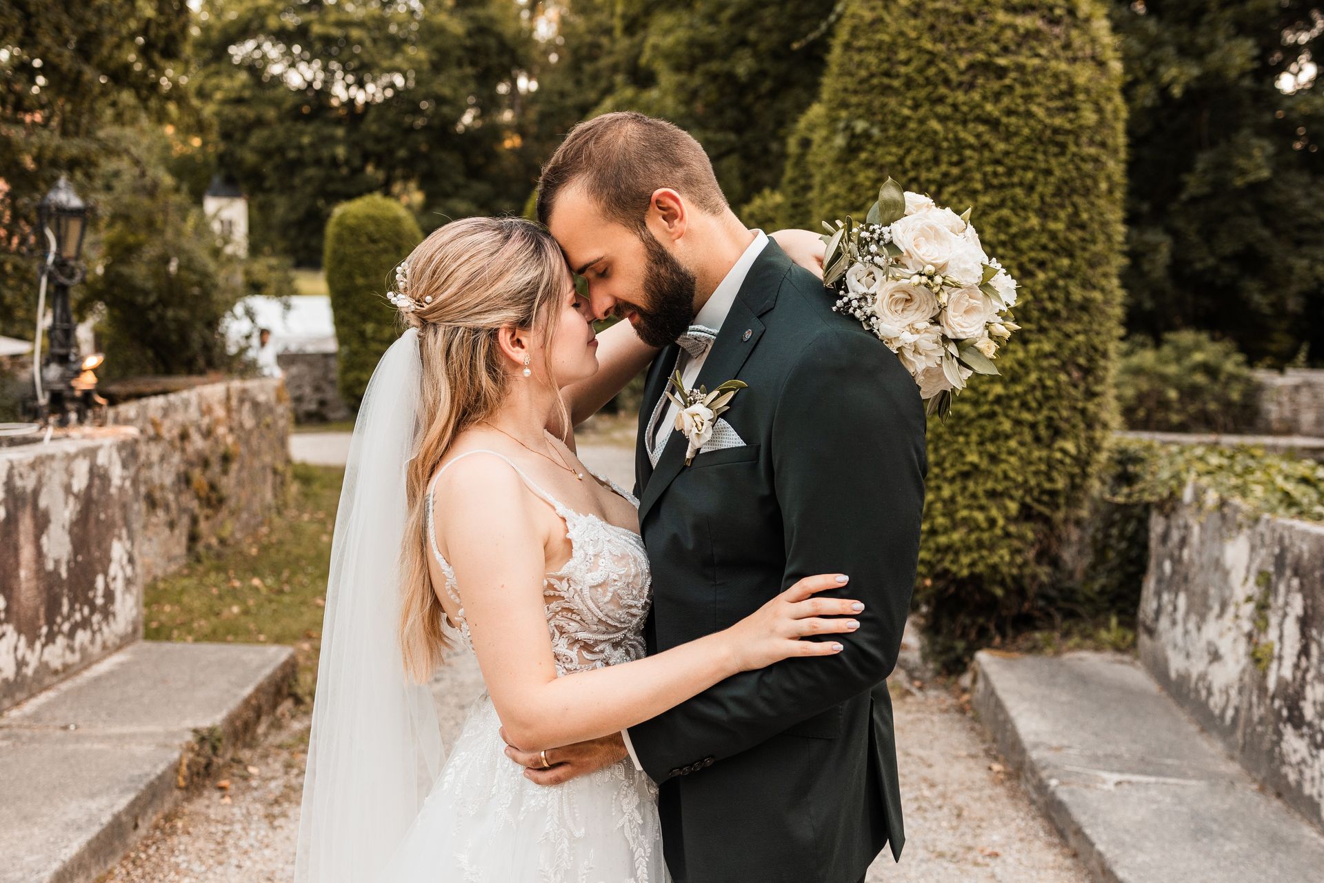 Brautpaar eng aneinander gekuschelt Auf diesem Foto steht ein Brautpaar eng aneinander gekuschelt