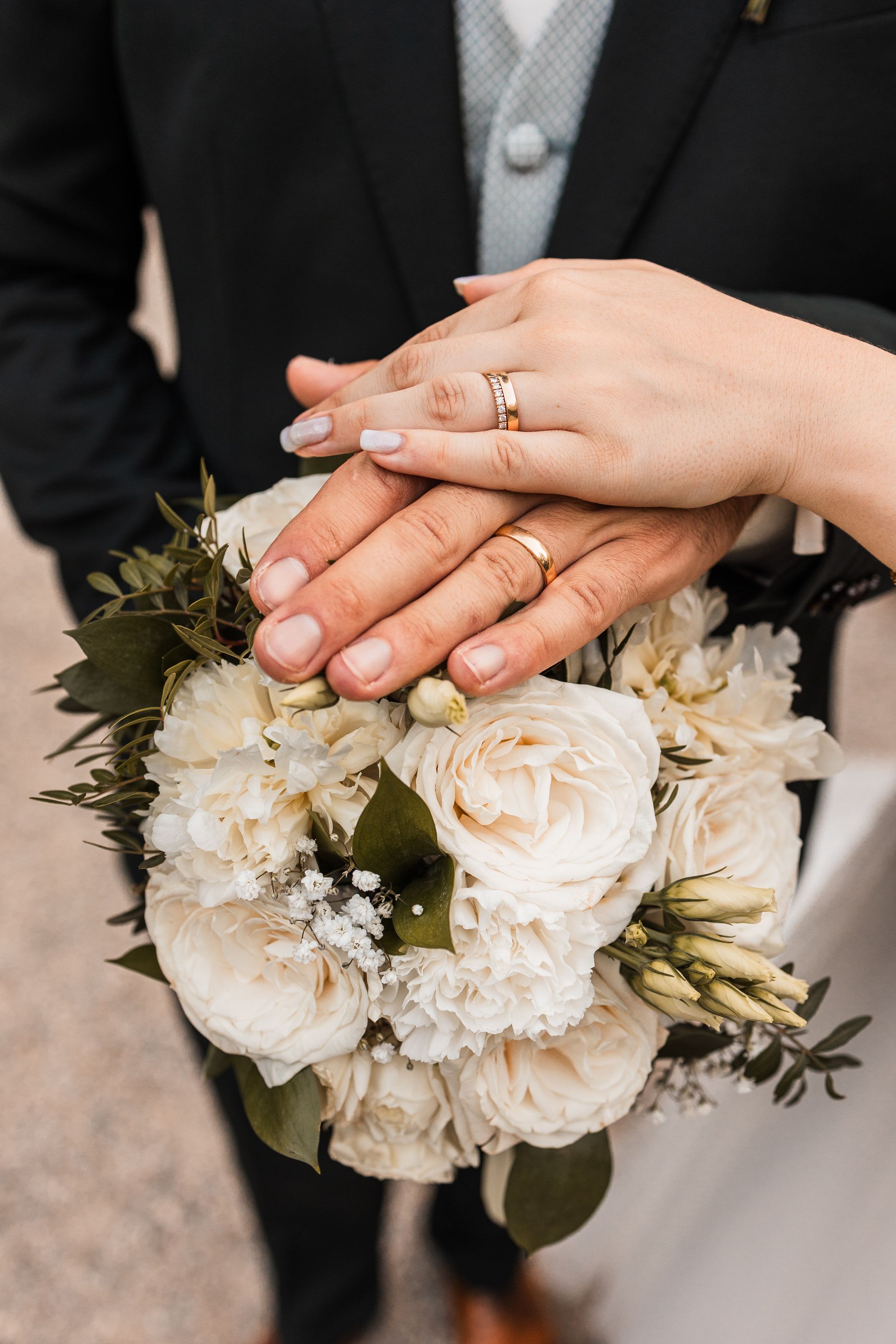 Eheringe an den Händen des Brautpaares Auf diesem Foto sieht man die Eheringe an den Händen des Brautpaares