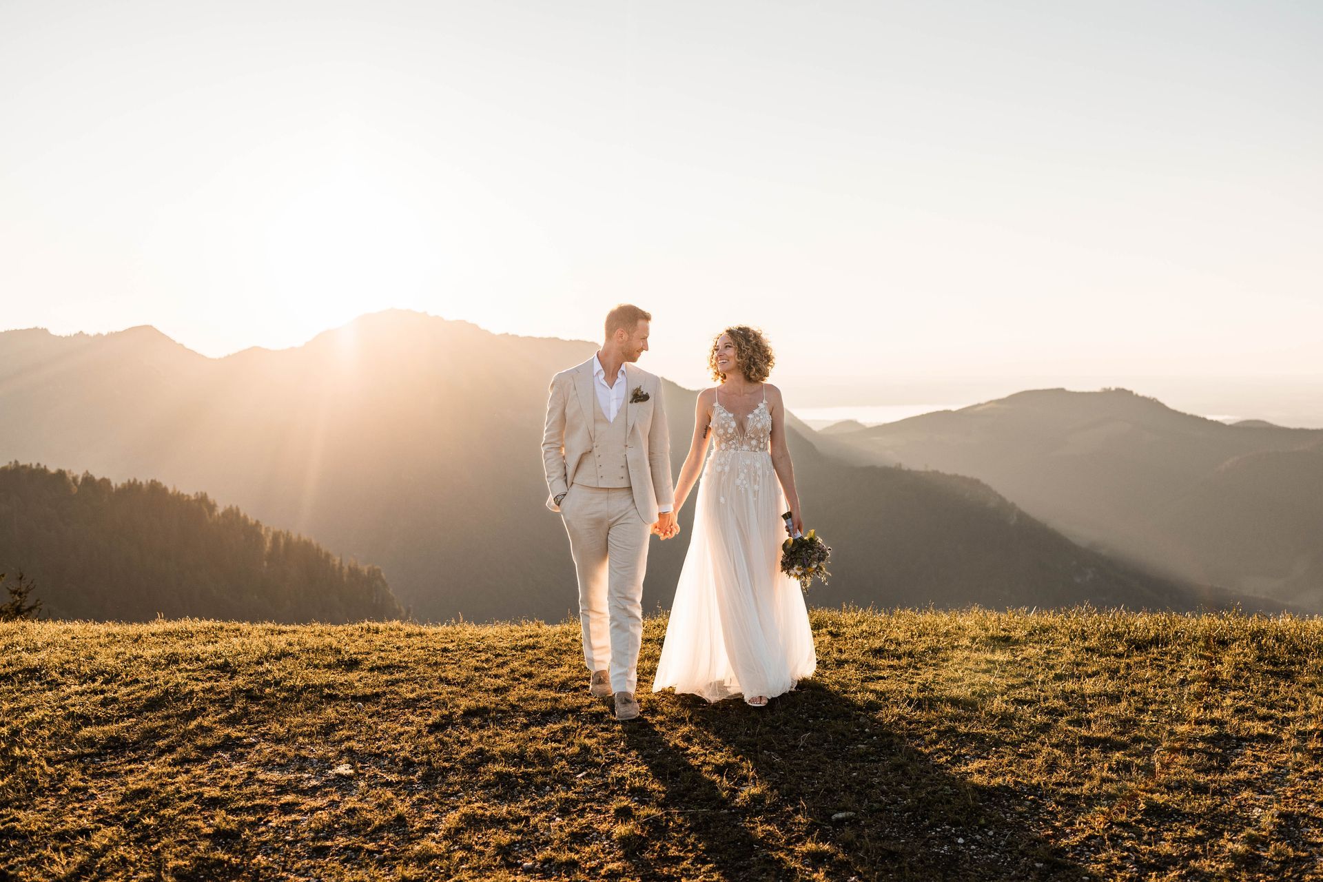 Das Bild zeigt ein Brautpaar in den Bergen