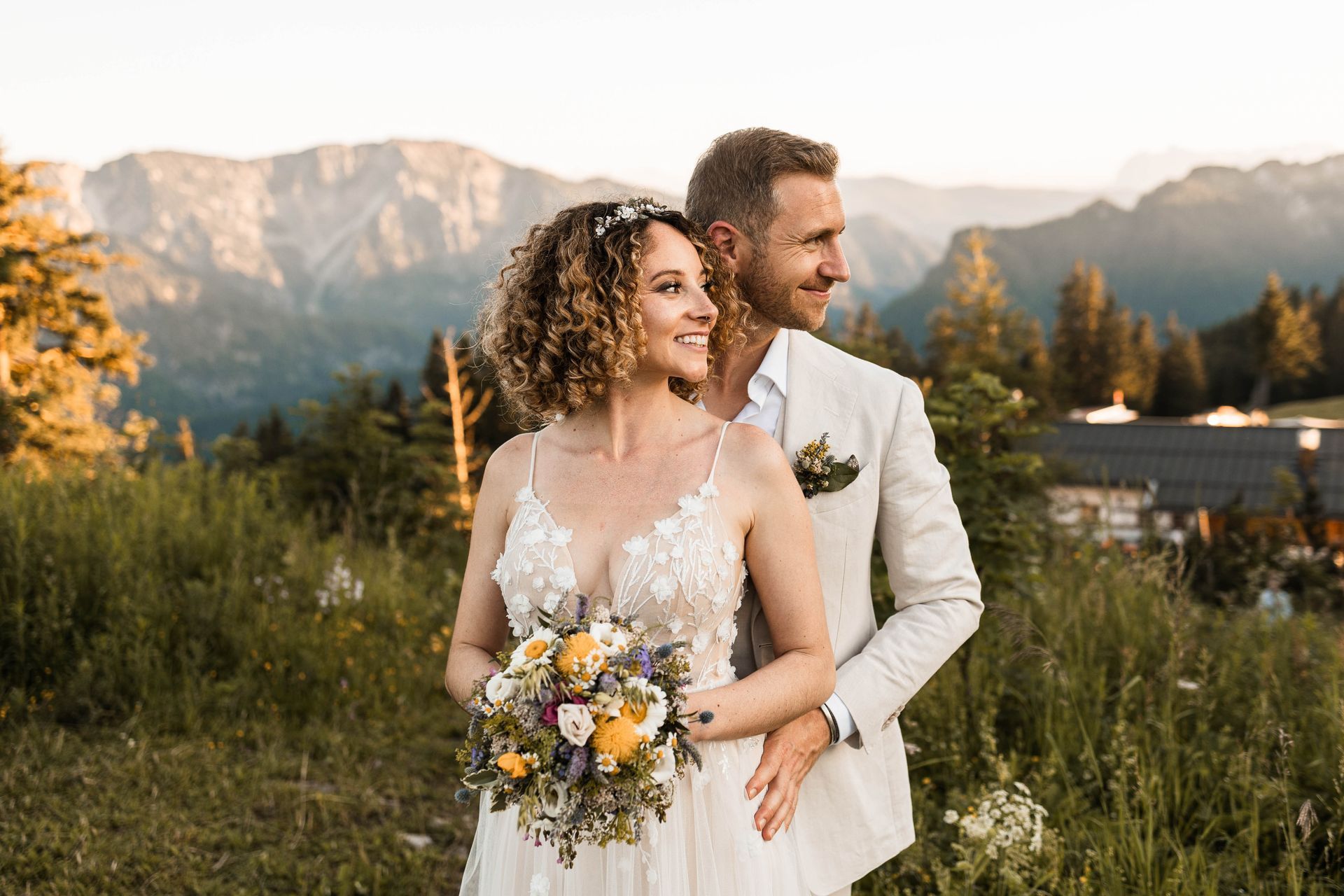 Brautpaar in den Alpen Auf diesem Bild sieht man ein Brautpaar in den Chiemgauer Alpen