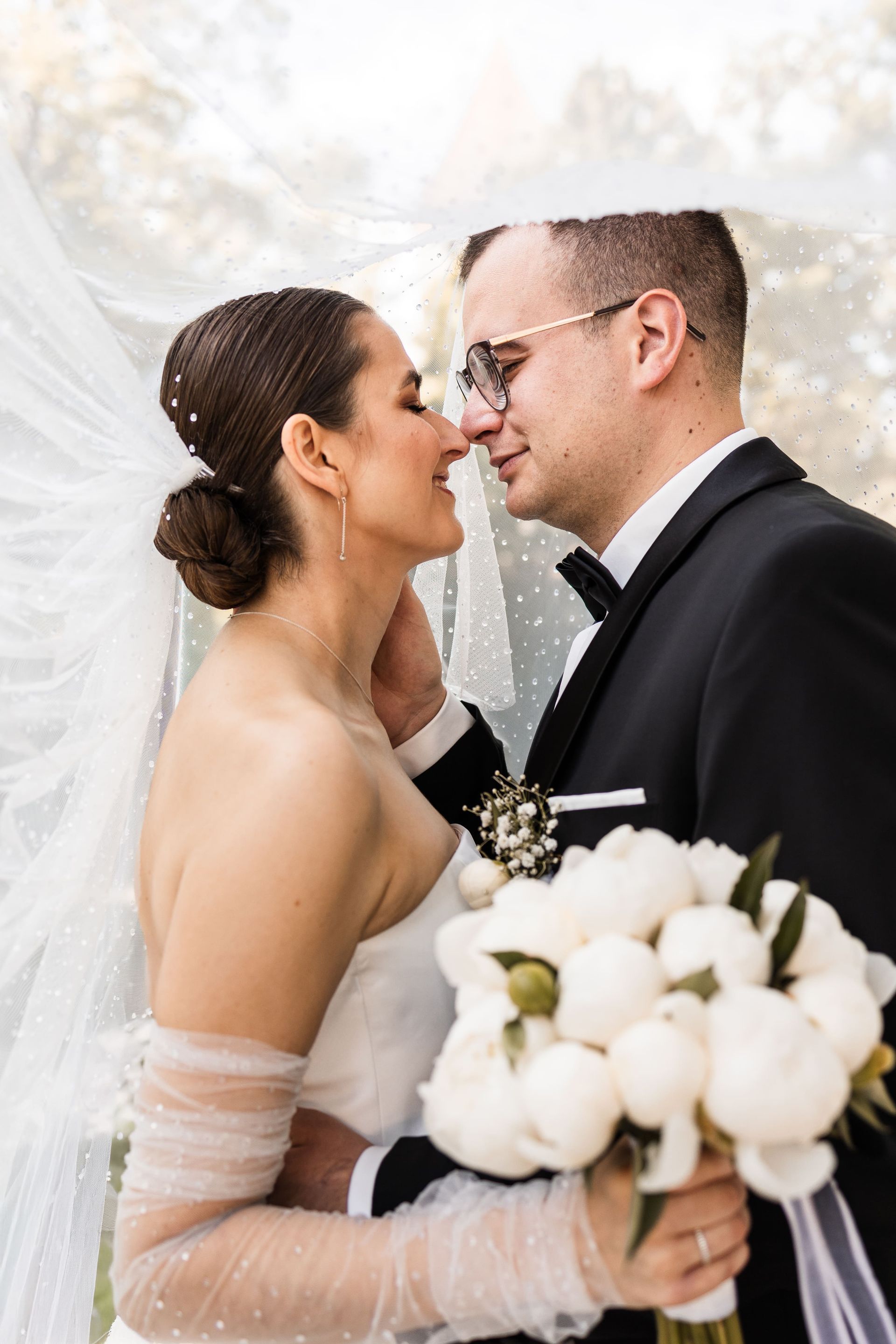 Das Foto zeigt ein Brautpaar im Sonnenuntergang