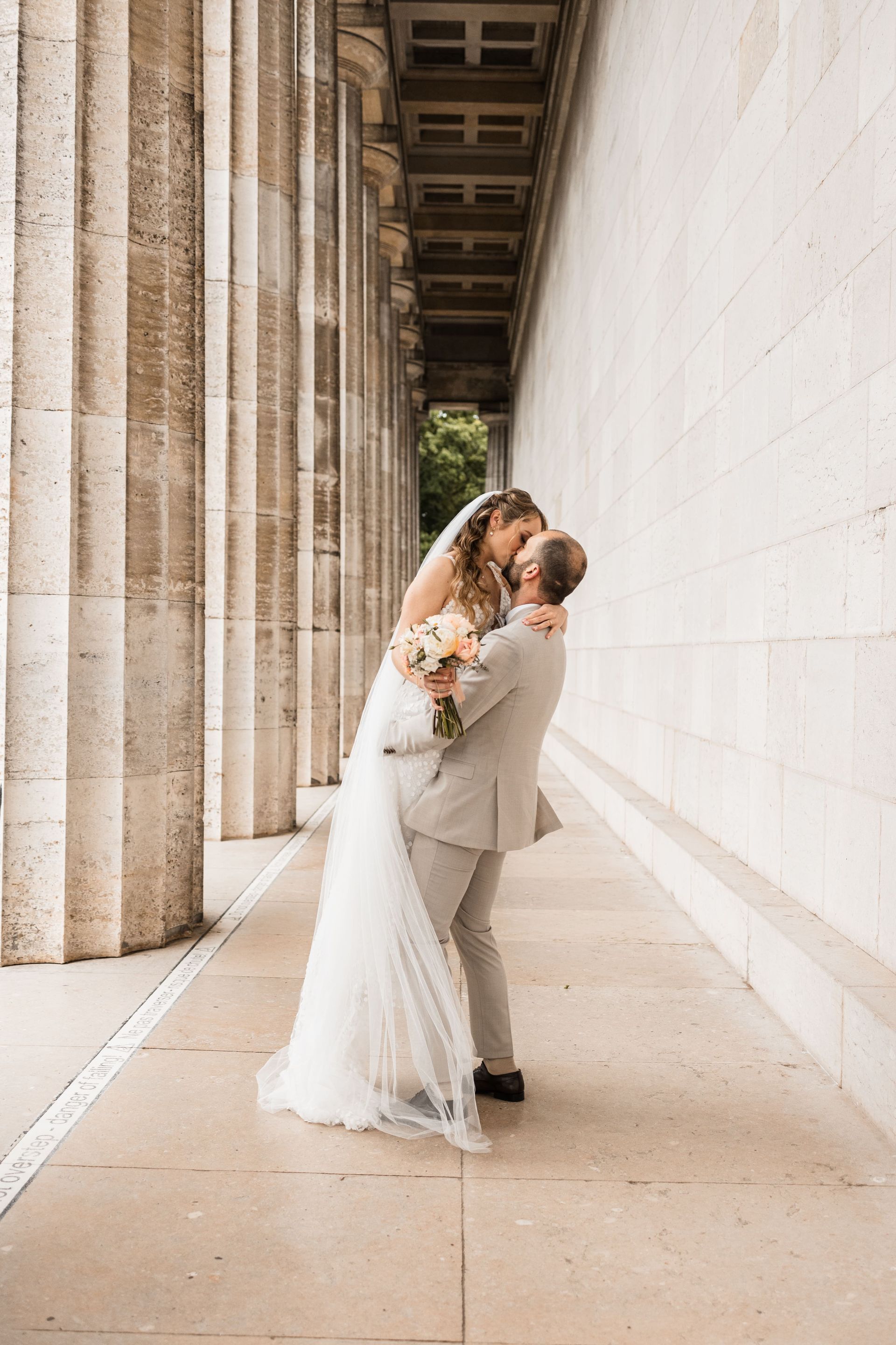 Auf diesem Foto sieht man ein Brautpaar in Donaustauf