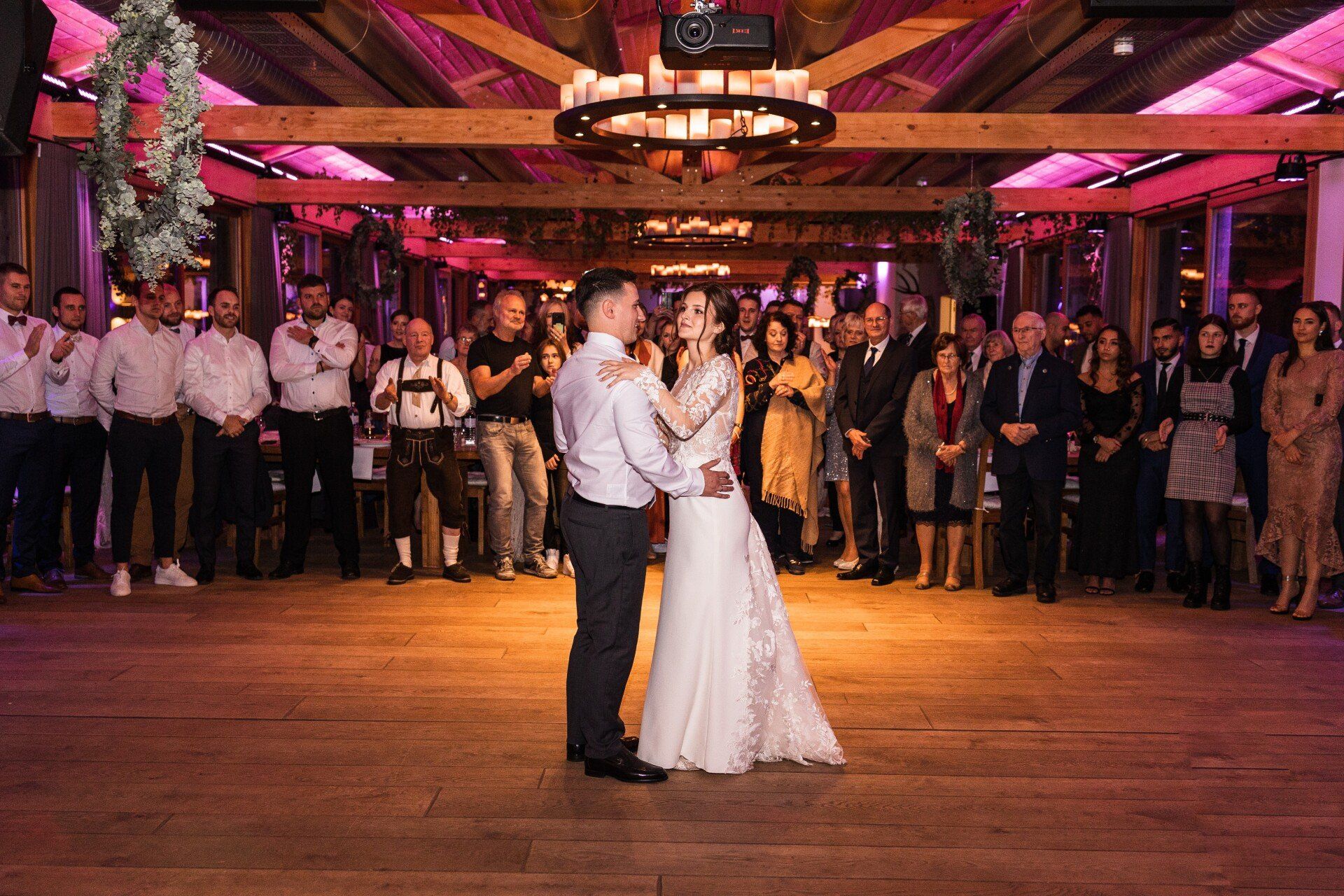 Auf diesem Foto sieht man das Brautpaar beim ersten Tanz